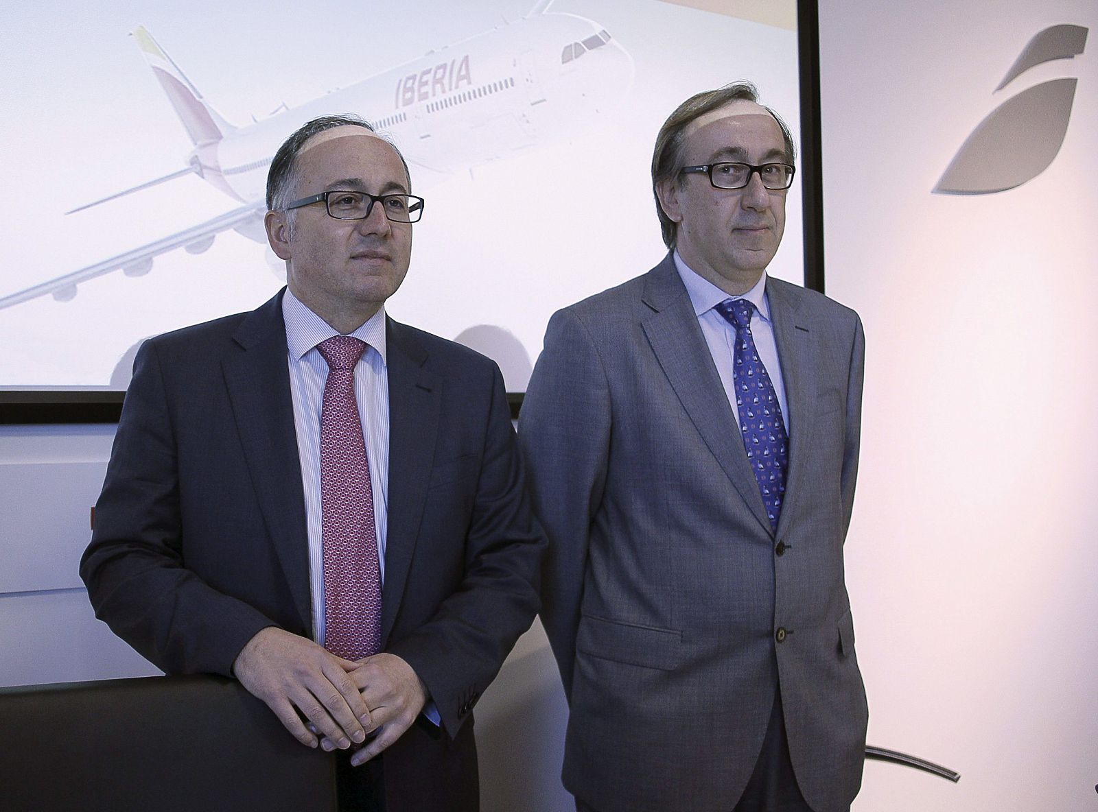 El presidente ejecutivo de Iberia, Luis Gallego, y el consejero delegado, Fernando Candela, al inicio de la rueda de prensa que han ofrecido en la sede de la compañía en Madrid