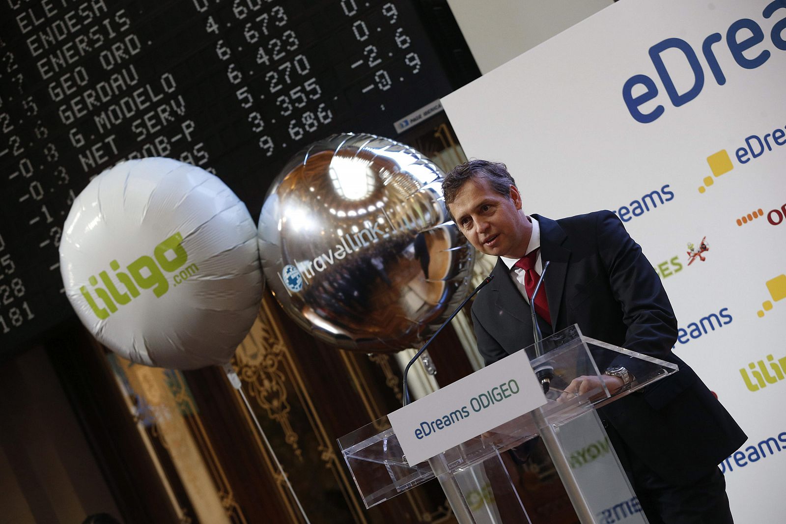 El consejero delegado de eDreams, Javier Pérez-Tenessa, tras el tradicional toque de campana con motivo de la salida a Bolsa de la compañía