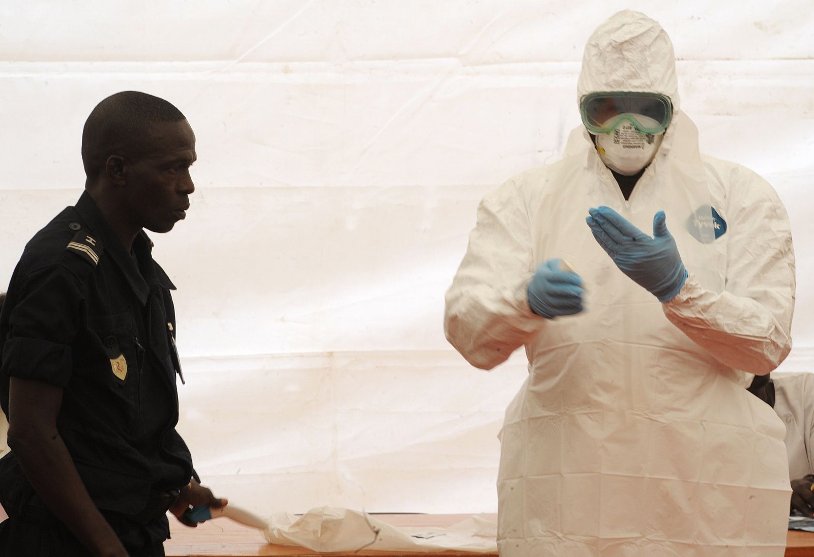 Autoridades senegales hacen una demostración de las medidas de protección para tratar los posibles casos de ébola