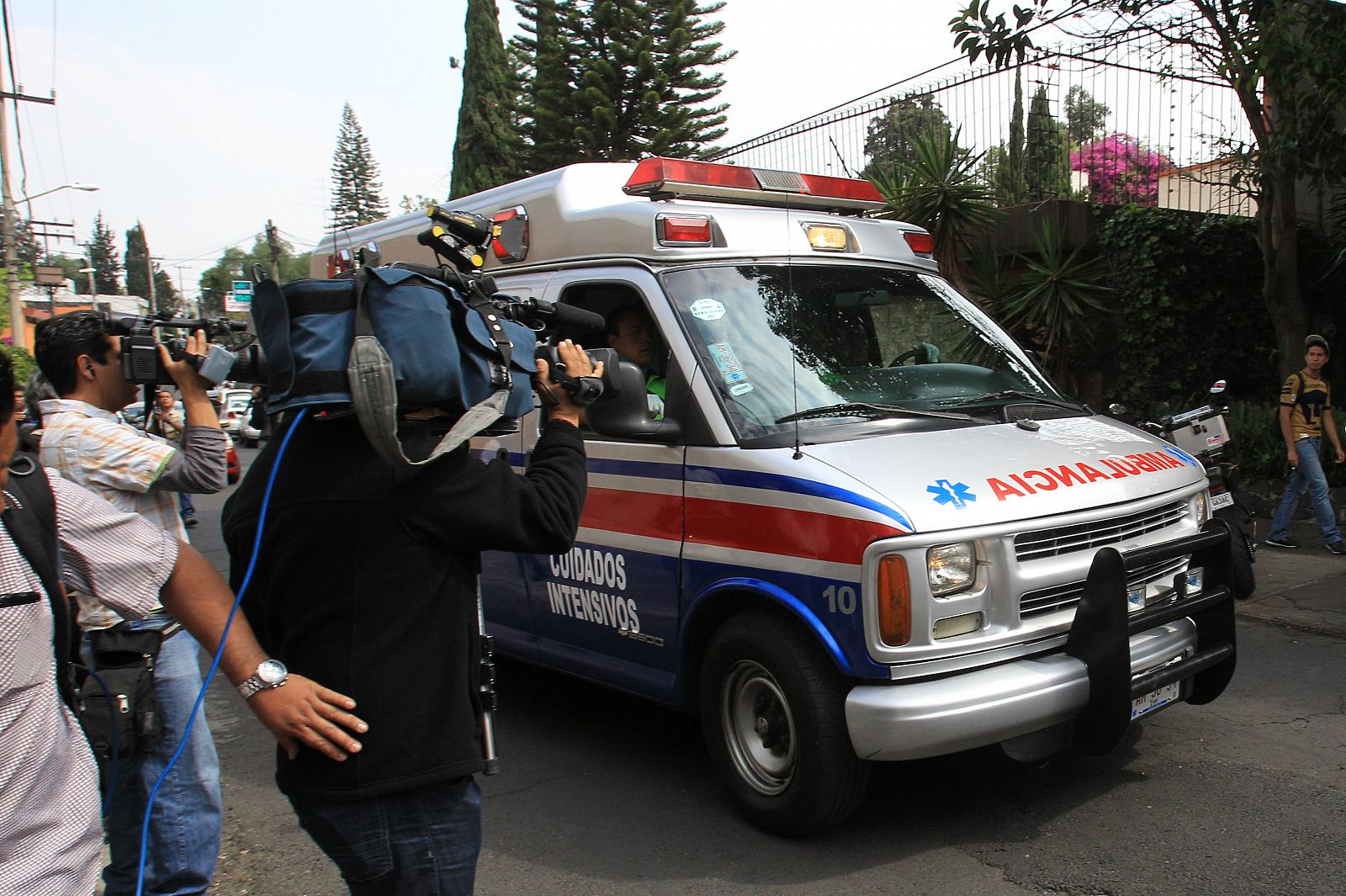 La ambulancia donde ha sido transportado el escritor colombiano Gabriel García Márquez a la llegada a su domicilio.