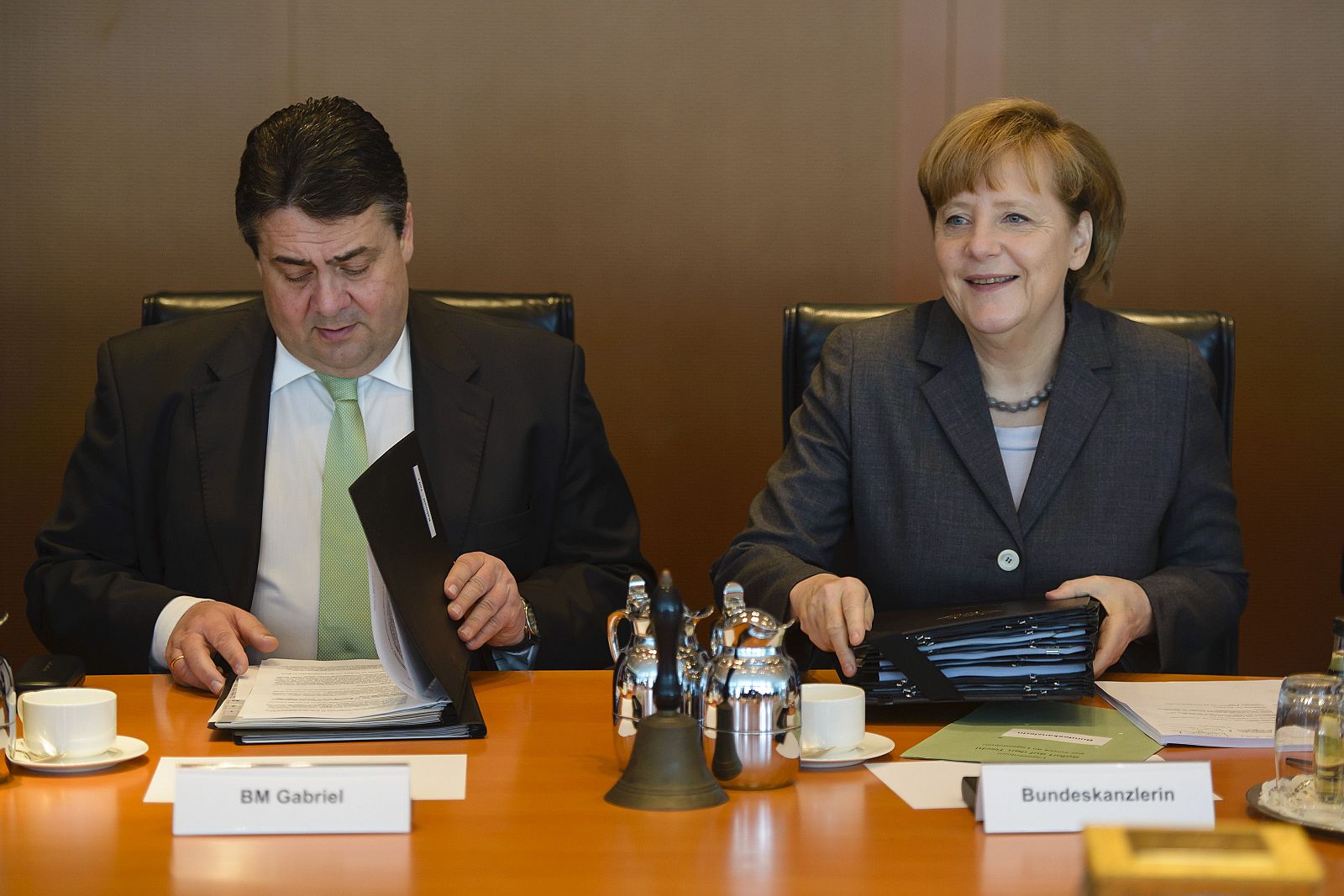 El vicecanciller Sigmar Gabriel junto a Angela Merkel en el Consejo de Ministros celebrado este martes en Berlín.