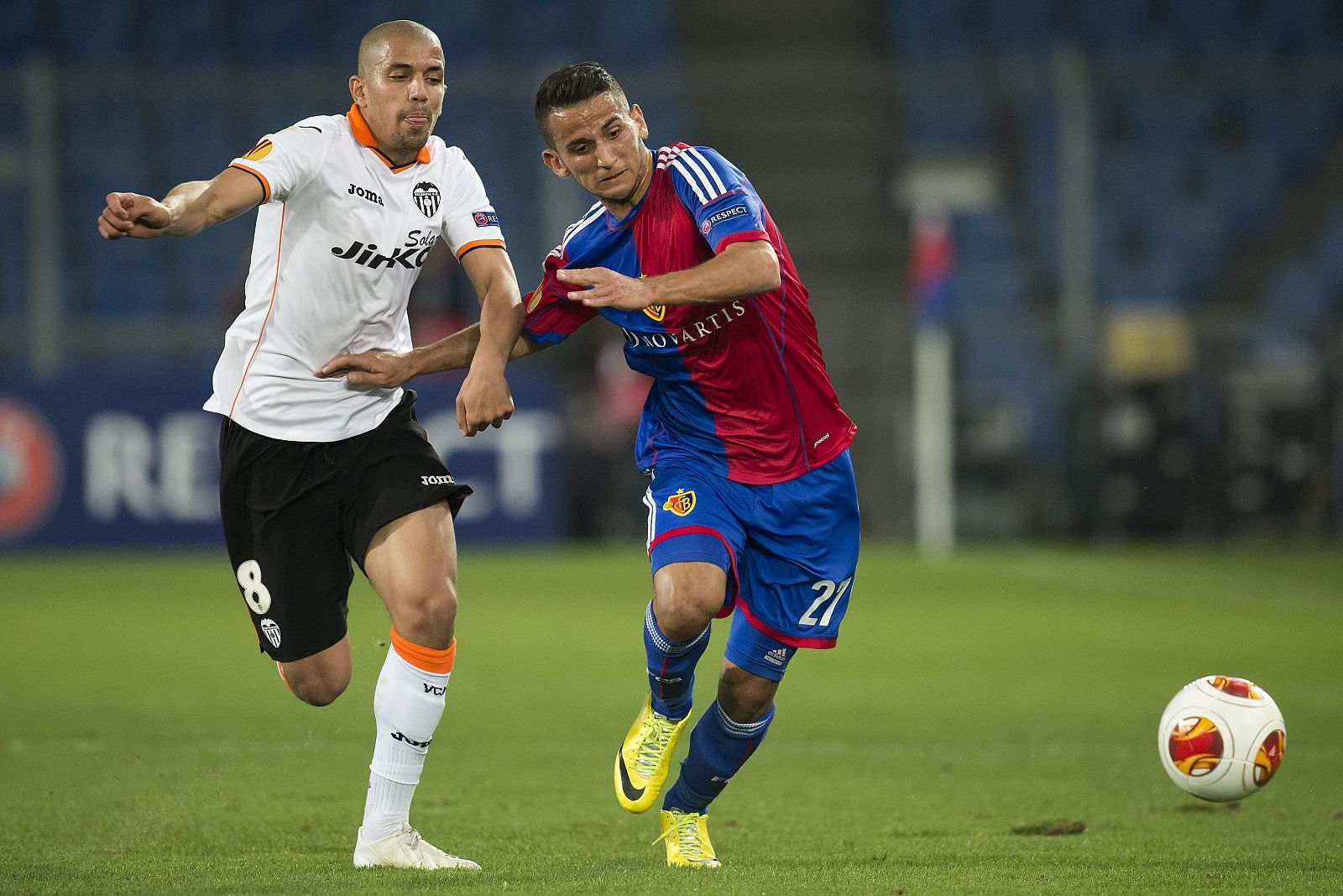 El jugador del Basiela, Naser Aliji (d) lucha por el balón con el centrocampista argelino Sofiane Feghouli (d) del Valencia FC