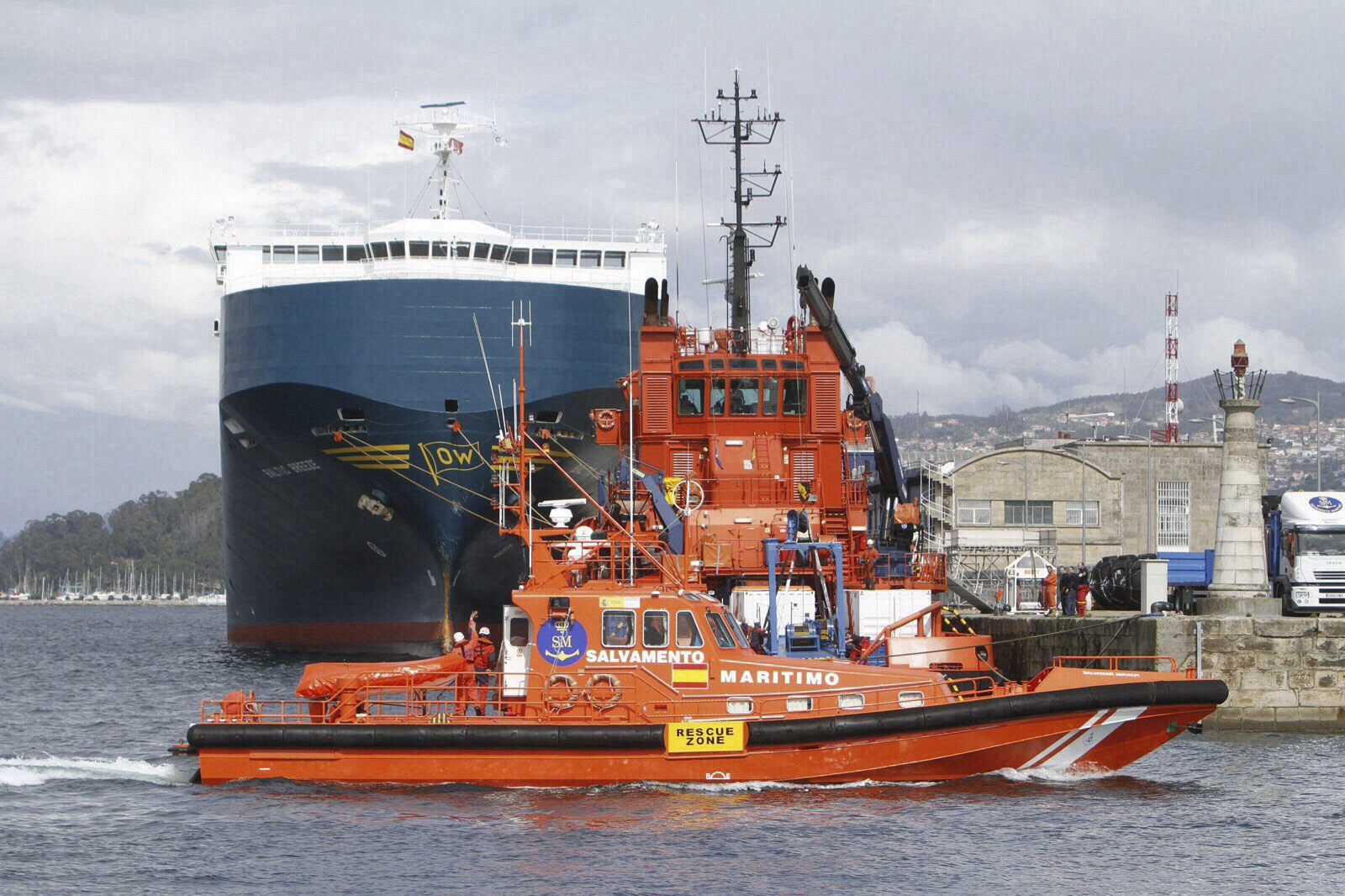 El mercante Baltic Breeze, que chocó contra el pesquero Mar de Marín en la ría de Vigo