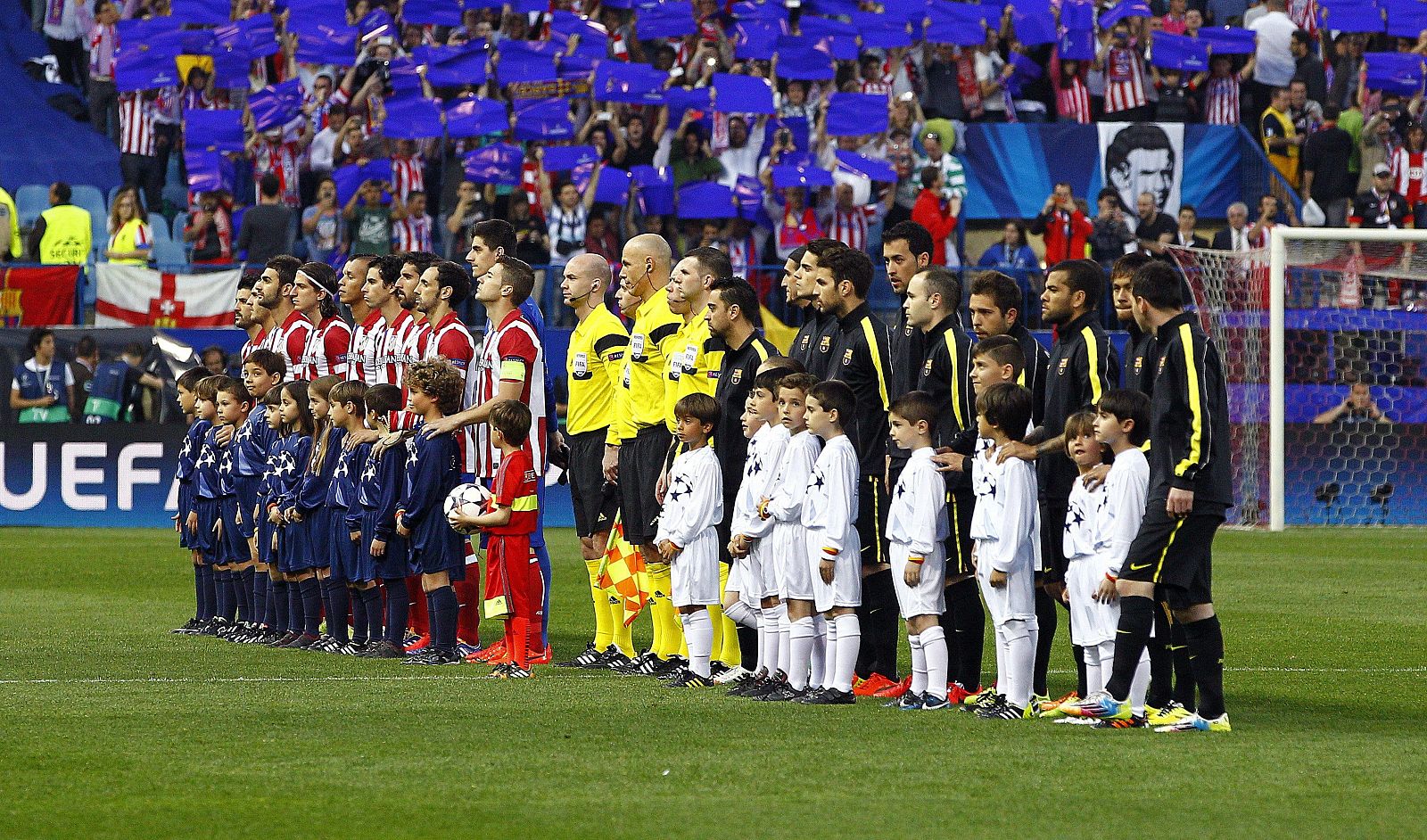 Los jugadores del Barcelona y el Atlético de Madrid momentos antes del partido.