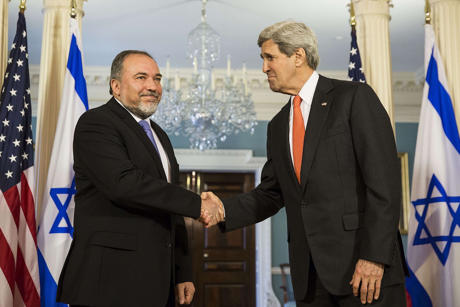 El secretario de Estado de Estados Unidos, John Kerry, junto al ministro de Exteriores de Israel, Avigdor Lieberman.