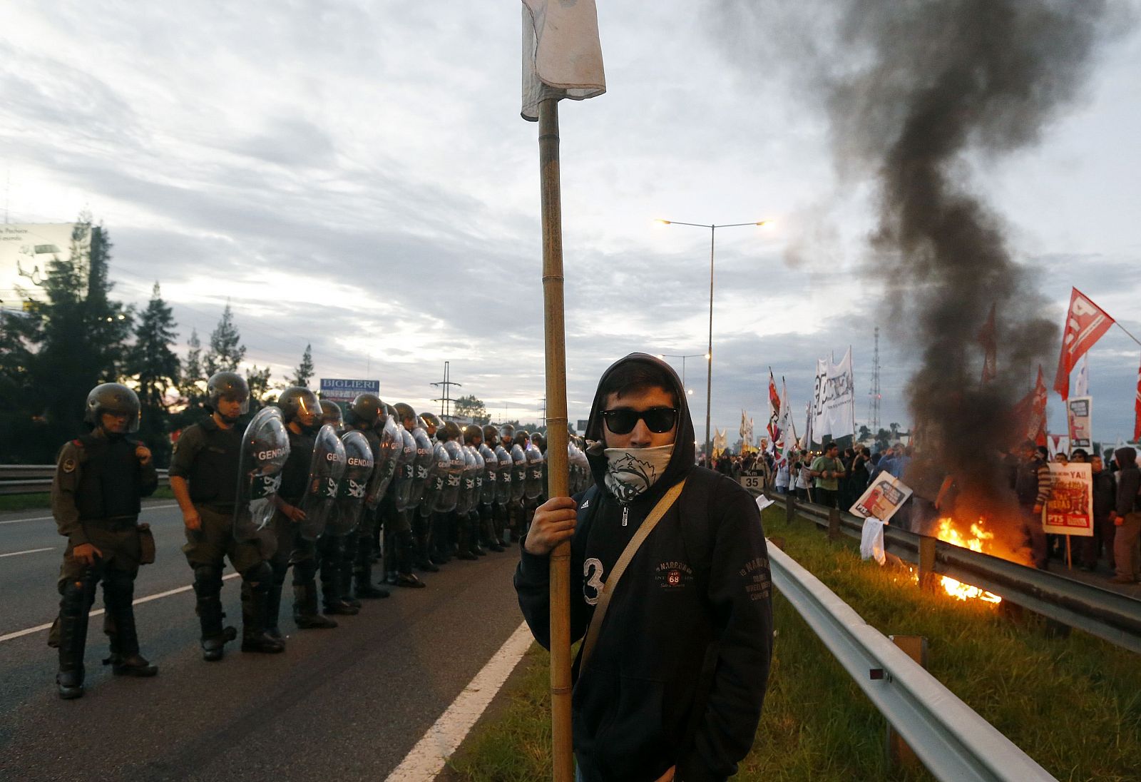Policía y manifestantes bloquean una autopista de acceso a Buenos Aires