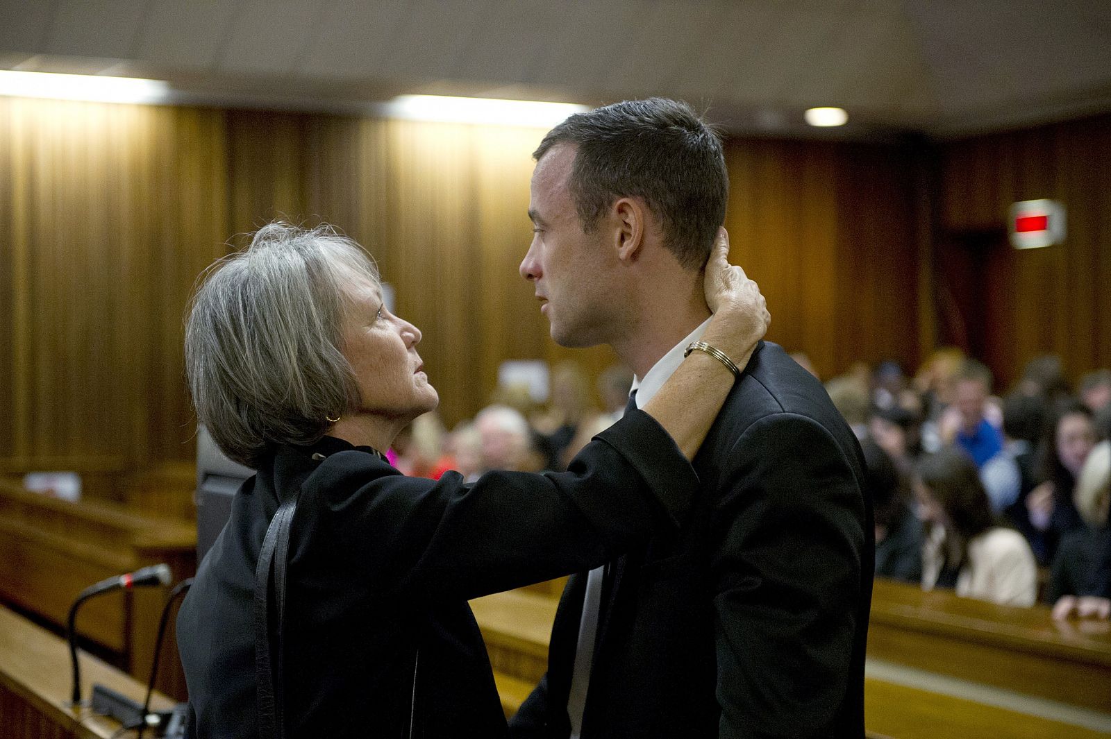 Oscar Pistorius, saludado por una familiar durante el juicio
