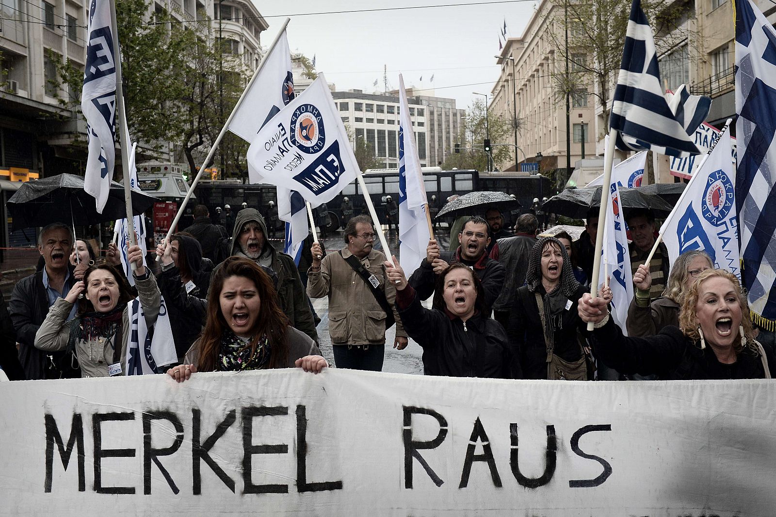 Manifestantes griegos protestan por la visita de Merkel a Atenas