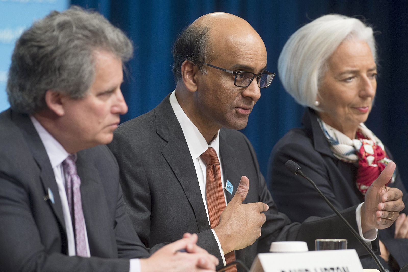 El director del Comité Monetario y Financiero del FMI Tharman Shanmugaratnam (Centro), en rueda de prensa junto a la Directora Gerente del FMI, Christine Lagarde (derecha) y el primer vicedirector gerente del IMF, David Lipton (izquierda)