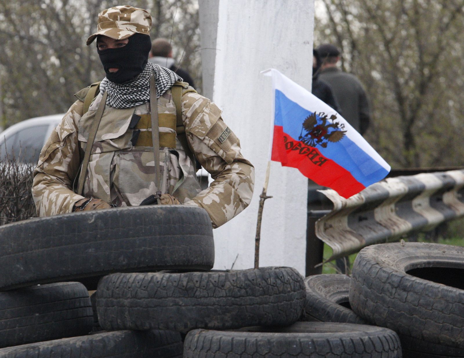 Un miliciano prorruso vigila un punto de control en la carretera entre Kharkiv y Donetsk, en las proximidades de la ciudad de Slavyansk, tomada por separatistas el 12 de abril de 2014
