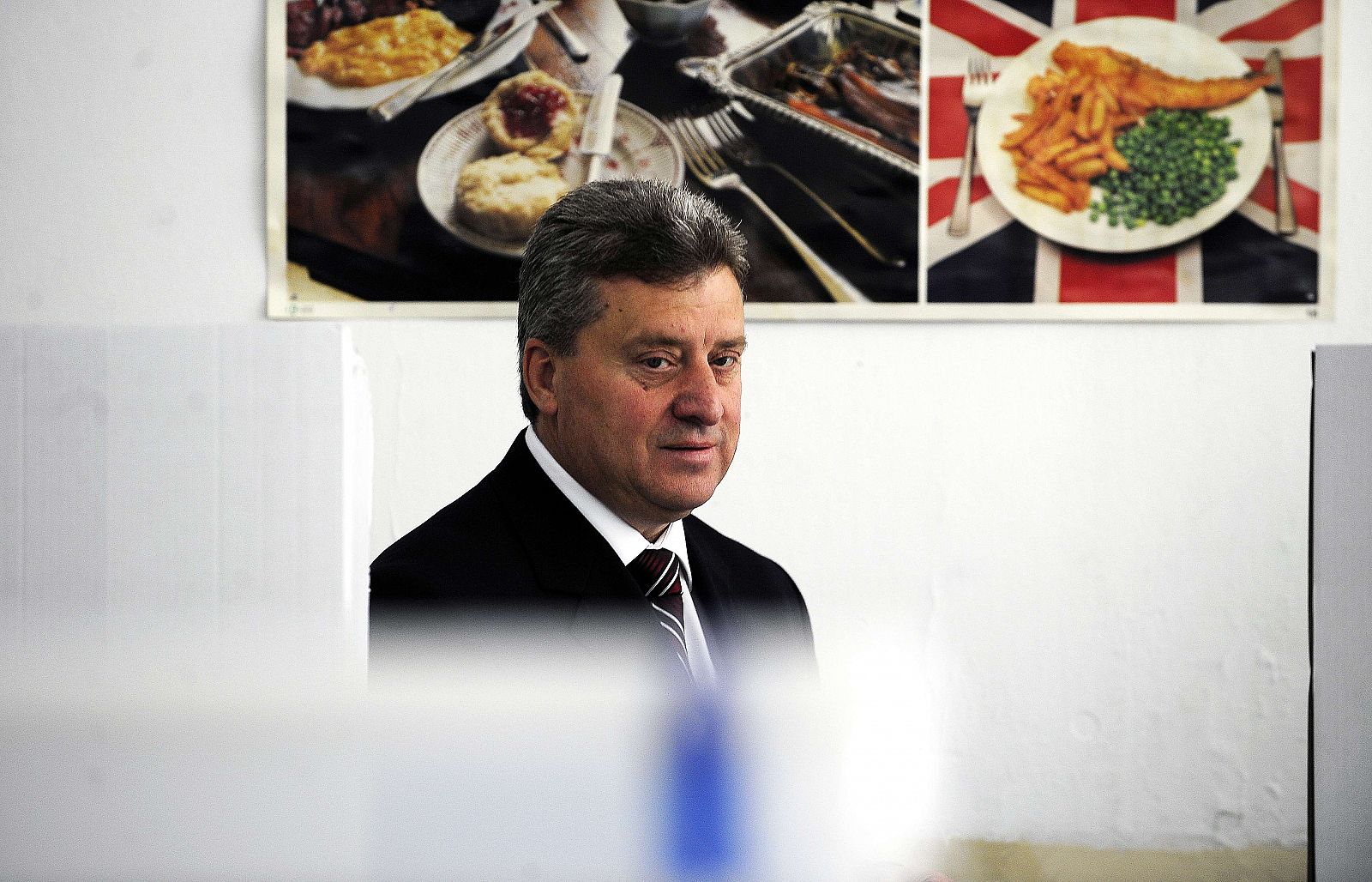 El candidato presidencial, George Ivanov, en el momento en que acudía a las urnas.