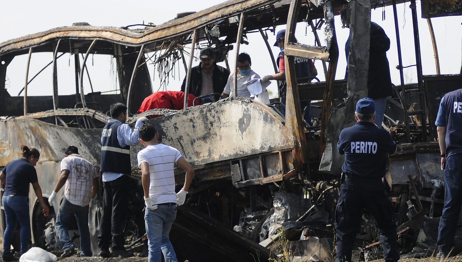 Autoridades recuperan los restos de las víctimas en el autobús siniestrado en el sur del estado de Veracruz.