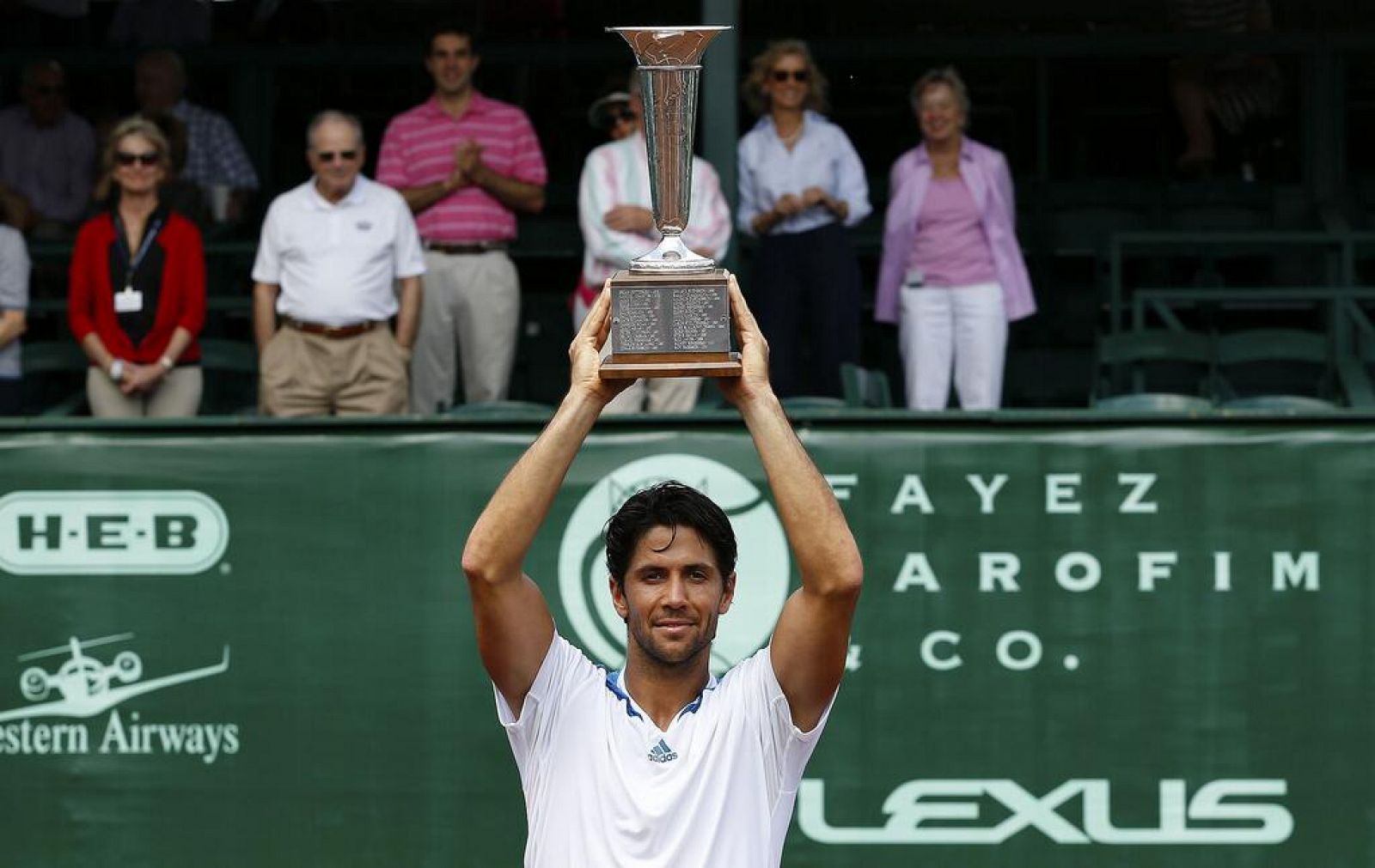 El tenista Fernando Verdasco levantando el trofeo del Torneo de Houston en EE.UU.