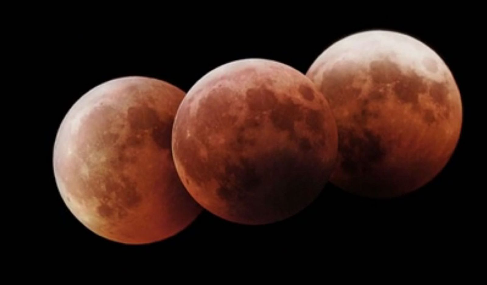 Recreación de tres lunas rojas.