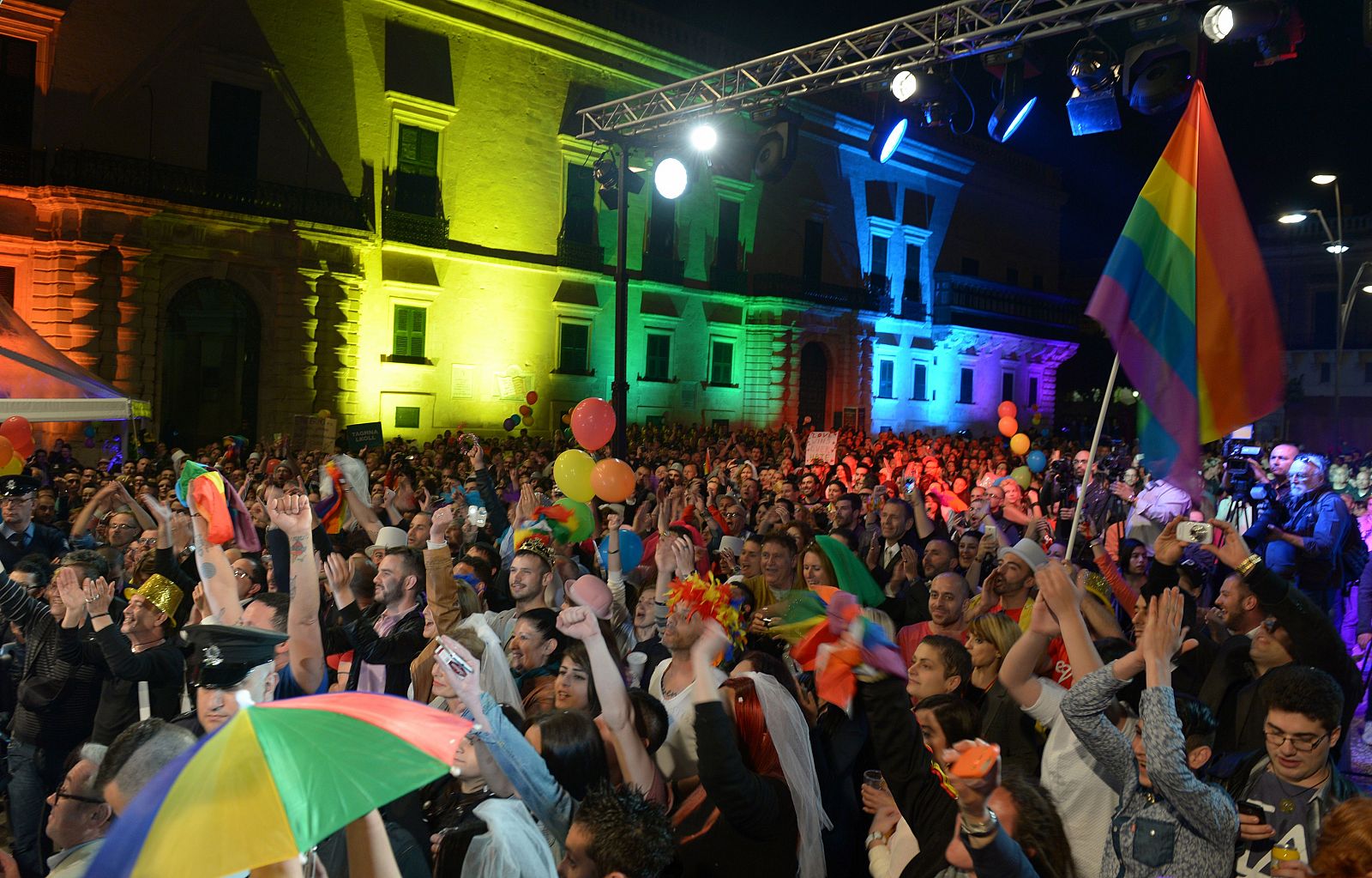 Cerca de un millar de personas se ha reunido a las puertas del Parlamento maltés para celebrar la aprobación de las uniones civiles y la adopción para los homosexuales.