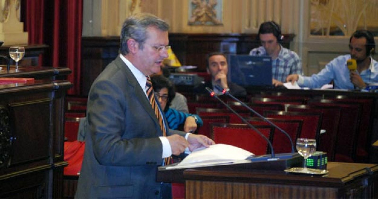 El diputado del PSIB, Joan Boned, durante el debate en el Parlament balear.