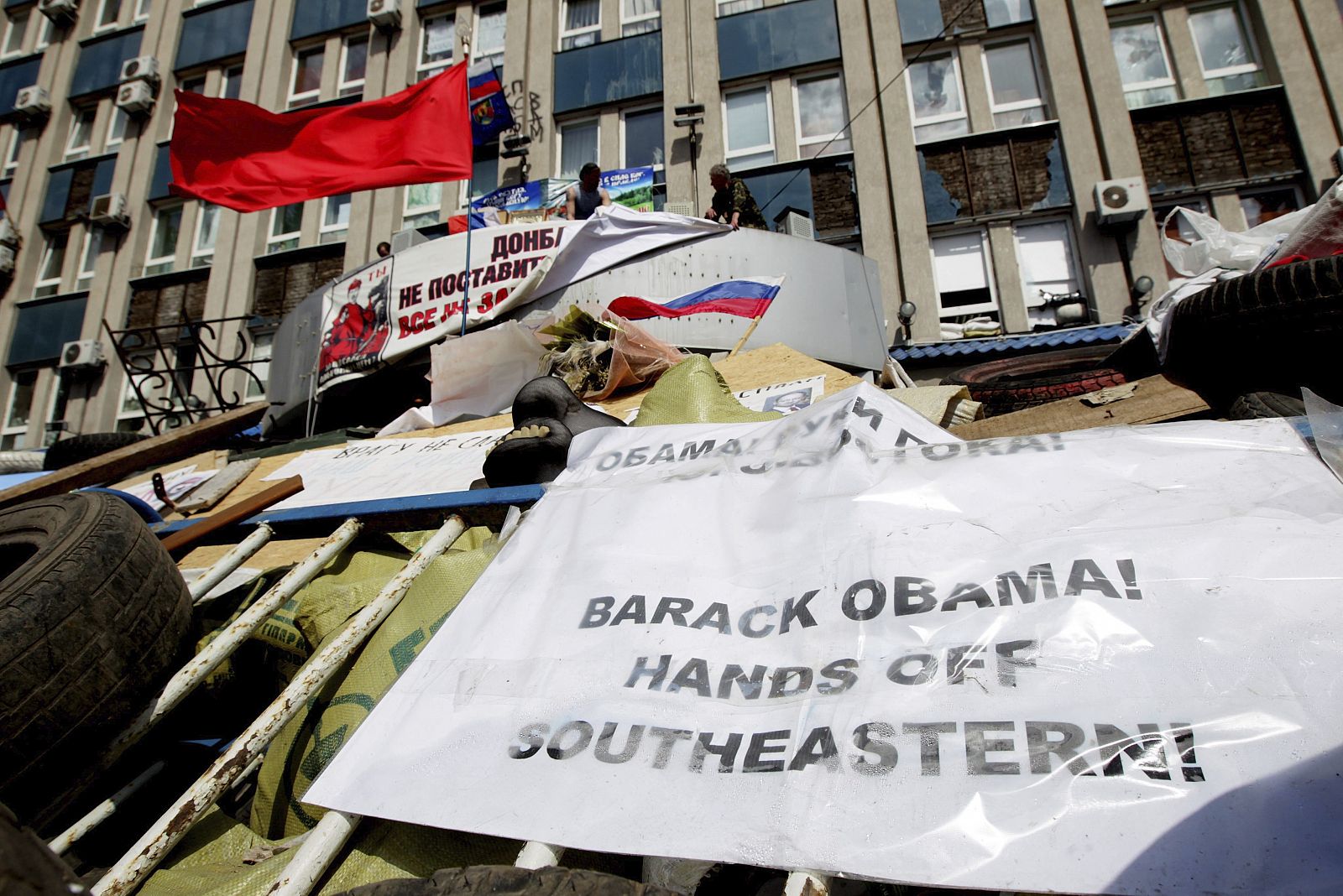 Varias banderas y pancartas colocadas delante de la sede del Servicio de Seguridad, ocupada por activistas prorrusos, en Lugansk (Ucrania)