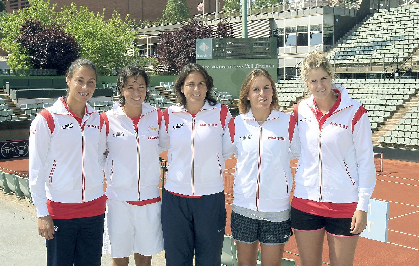 La capitana del equipo español femenino de tenis, Conchita Martinez (c), posa junto a sus tenistas