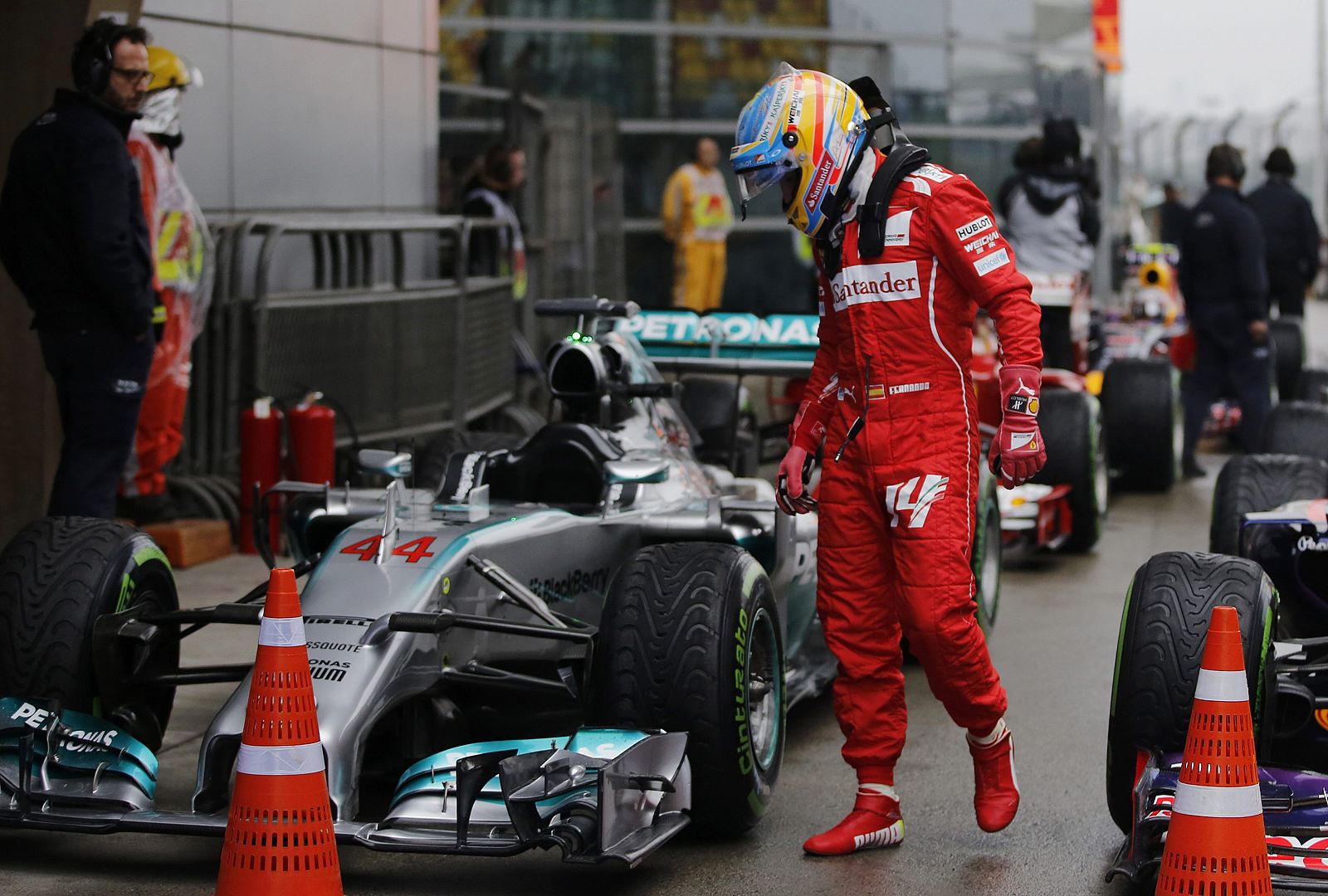 Fernando Alonso observa uno de los monoplazas de Mercedes en el circuito de Shanghái
