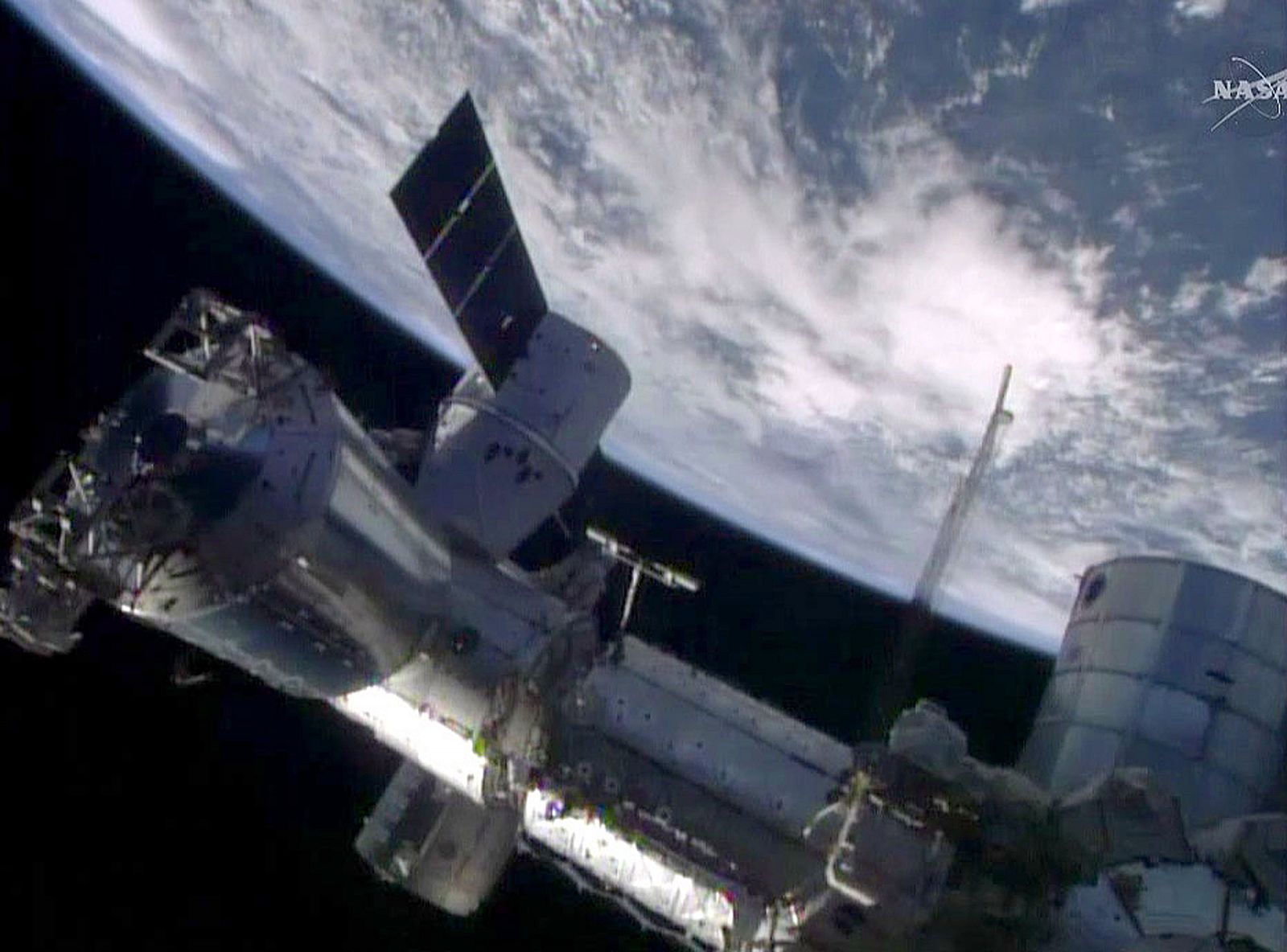 La cápsula 'Dragon' se acopla a la Estación Espacial Internacional
