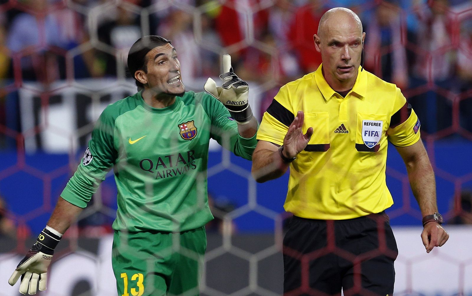 El portero del FC Barcelona José Manuel Pinto discute con el árbitro británico Howard Webb durante el partido de vuelta de cuartos de final de la Liga de Campeones entre Atlético y Barcelona.