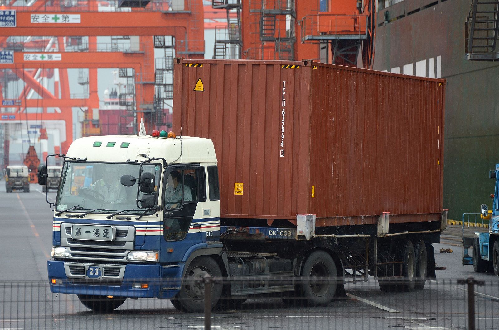 Un camión descarga uno de los barcos del puerto de Tokio