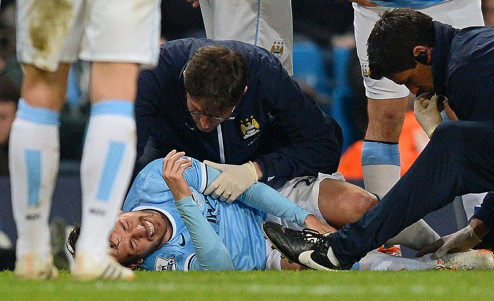 Silva tumbado en el césped tras la lesión que ha sufrido en su tobillo.
