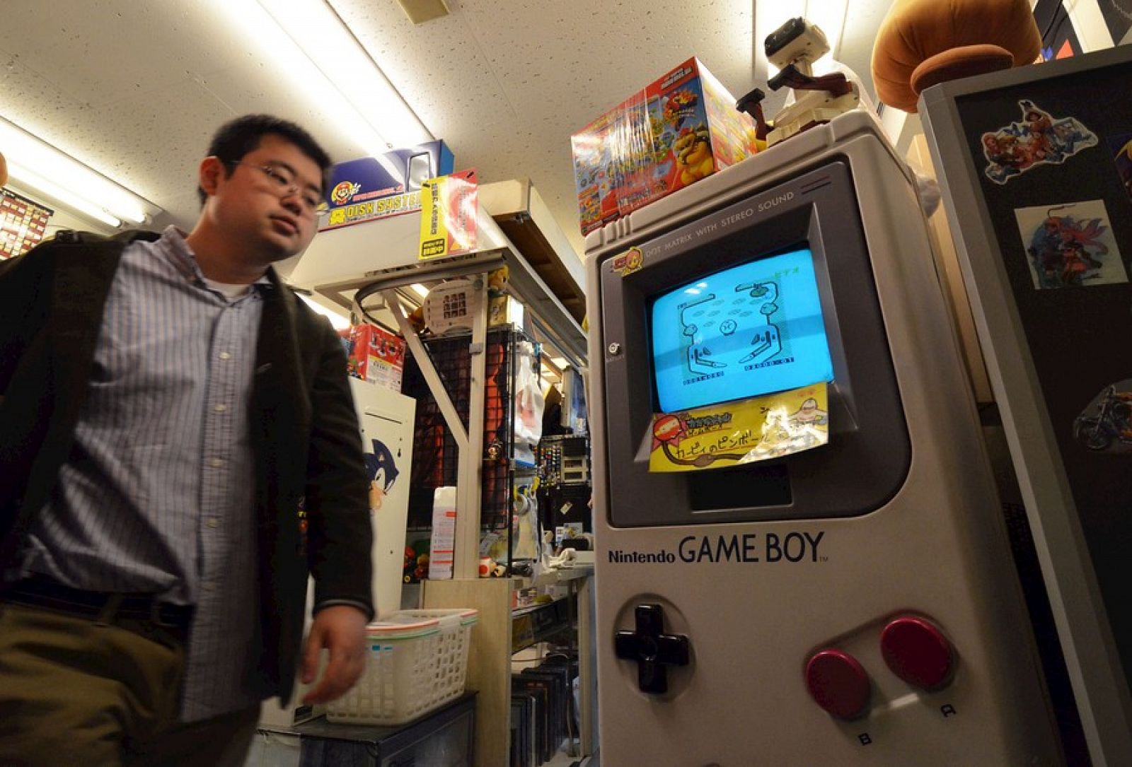 Un cliente pasea junto a una Game Boy gigante en una tienda de Tokio.