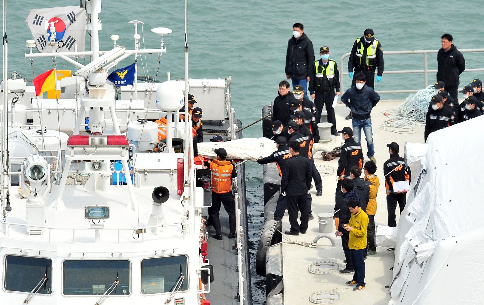 La Guardia Costera coreana durante la búsqueda de las víctimas de "Sewol".