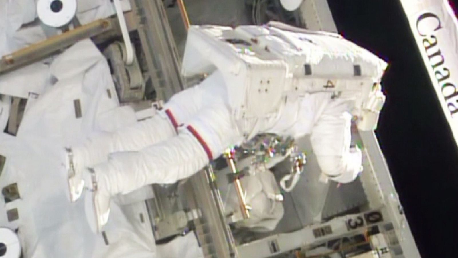 Uno de los astronautas trabajando en la sustitución del ordenador estropeado.