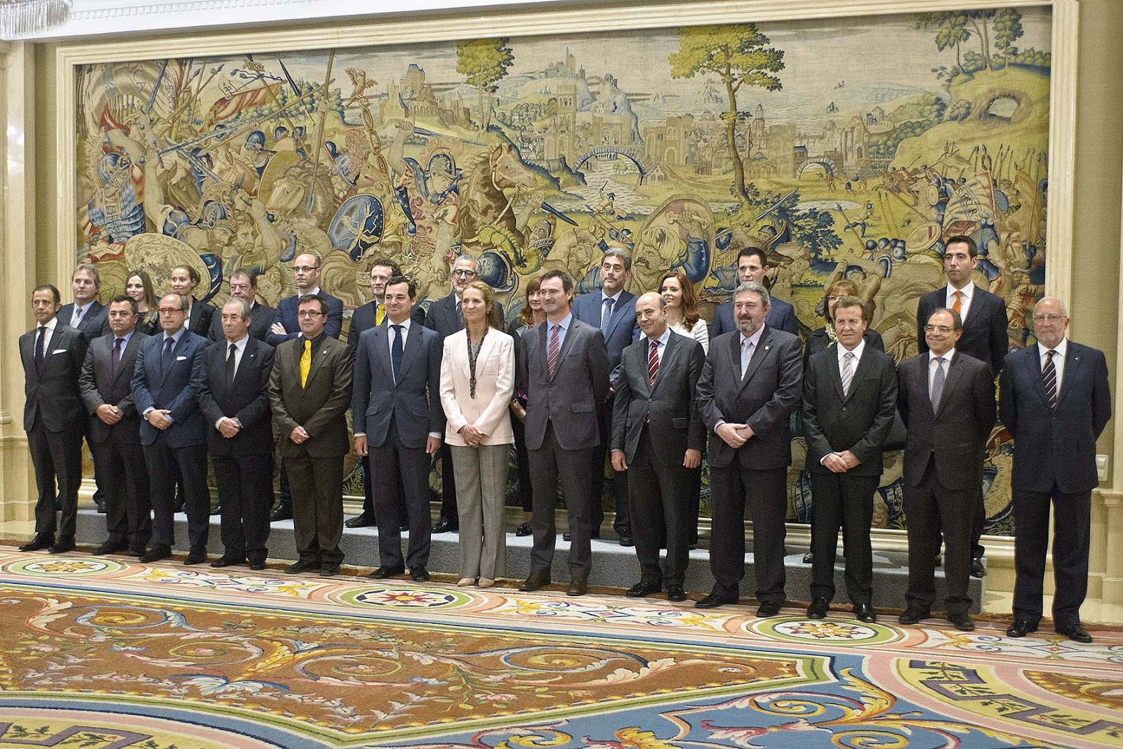 La Infanta Elena, presidenta de honor de 'Un juguete, una ilusión' con el presidente de CRTVE, el director de RNE, el director de la Fundación Crecer Jugando y los principales colaboradores de la campaña