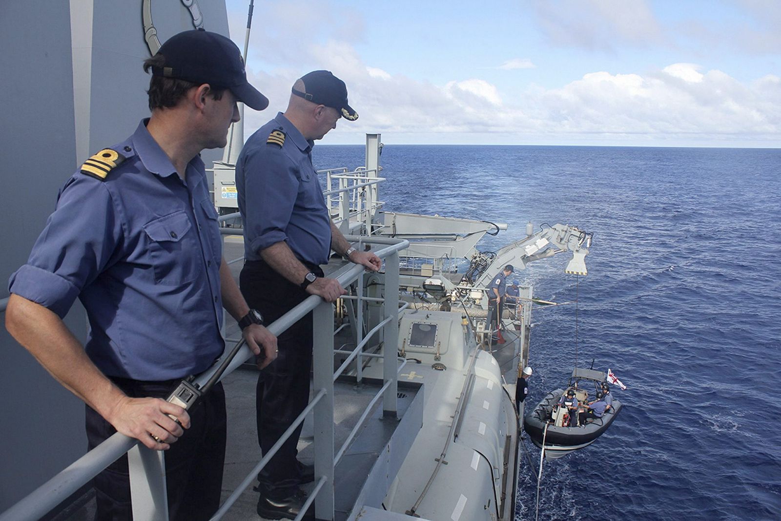 La fragata británica HMS Echo participa en las tareas de búsqueda del avión malasio.