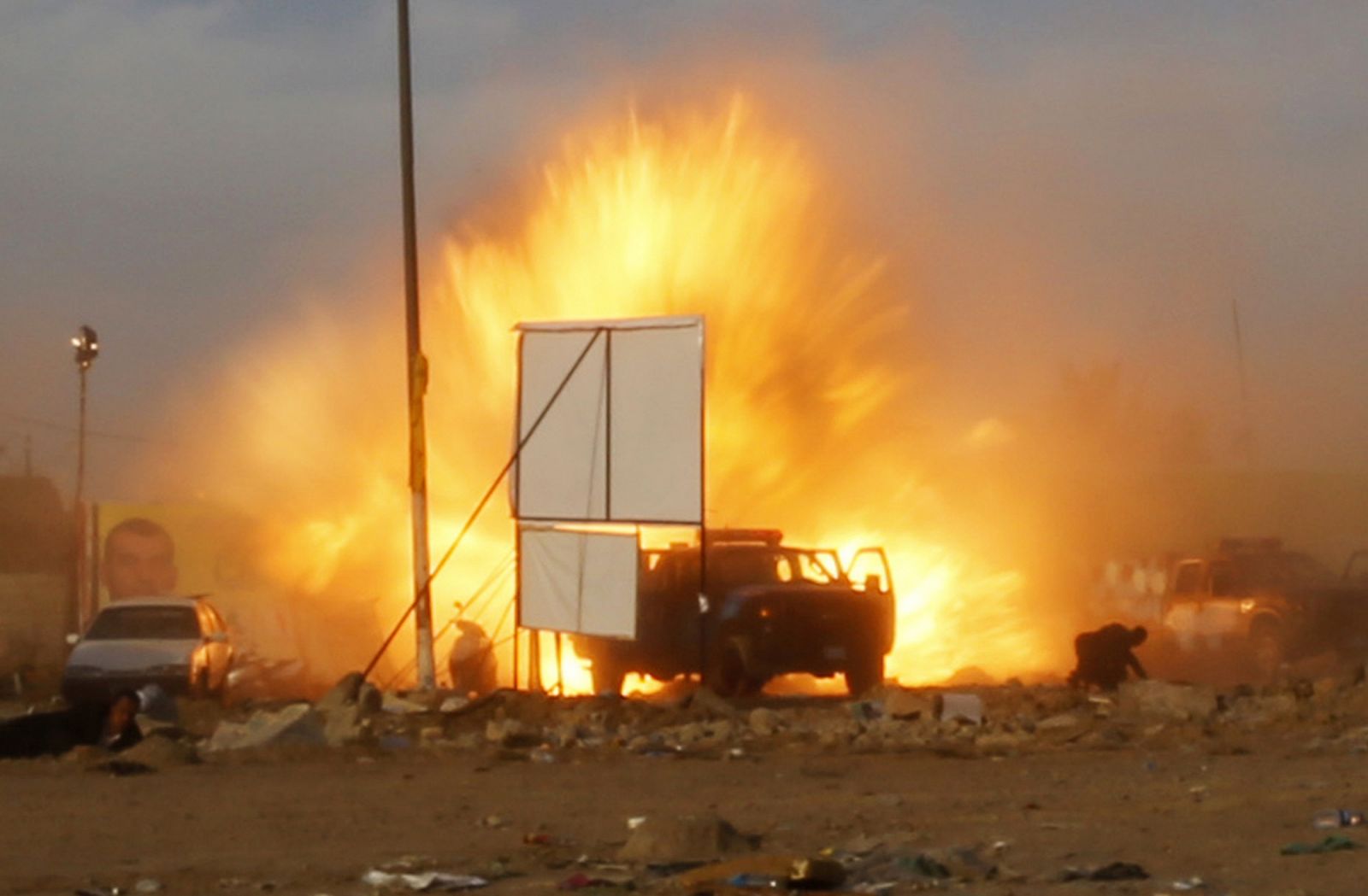Explosión del coche bomba en pleno mitin electoral en Bagdad