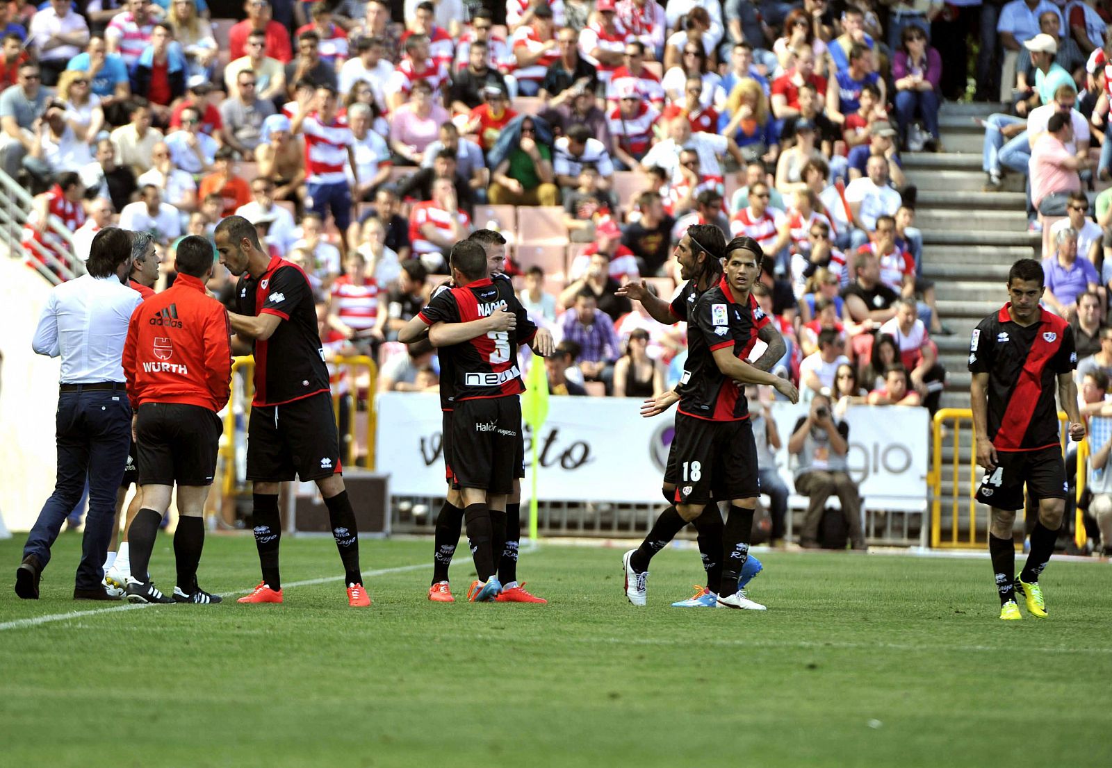 Los jugadores del Rayo Vallecano celebran el primer gol marcado al Granada, obra de Saúl Ñíguez