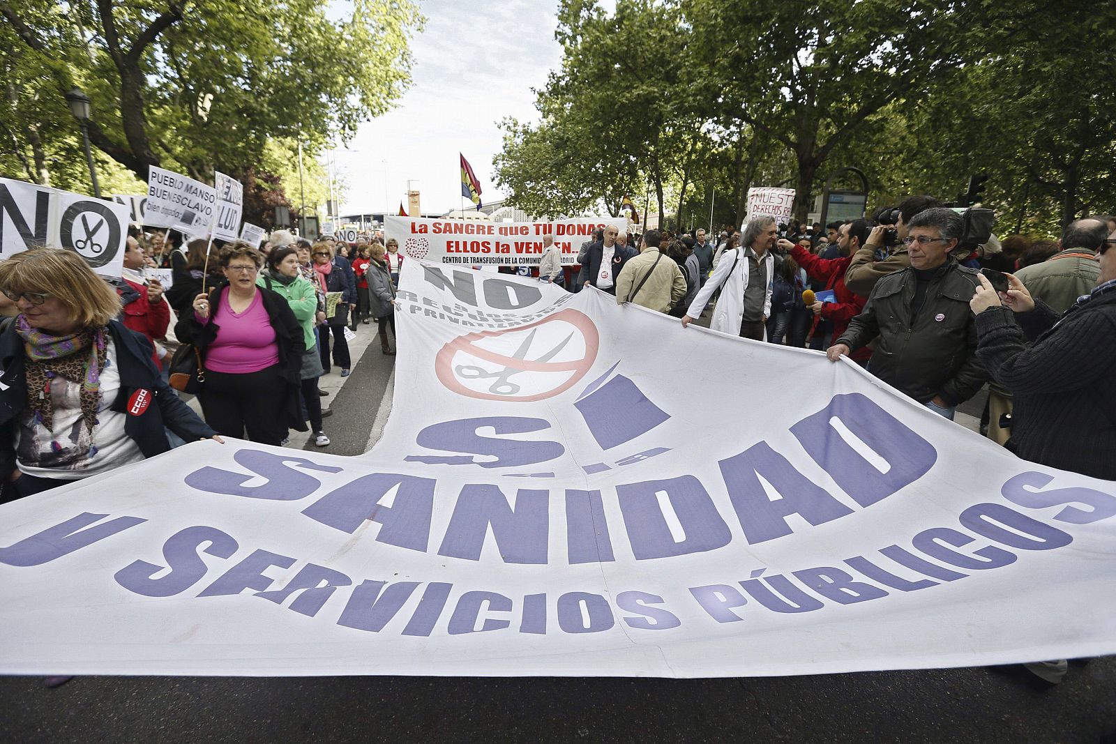 Varios manifestantes portan una pancarta durante la protesta convocada en Madrid con la idea de conformar una corriente "multicolor" por la defensa de todos los servicios públicos.