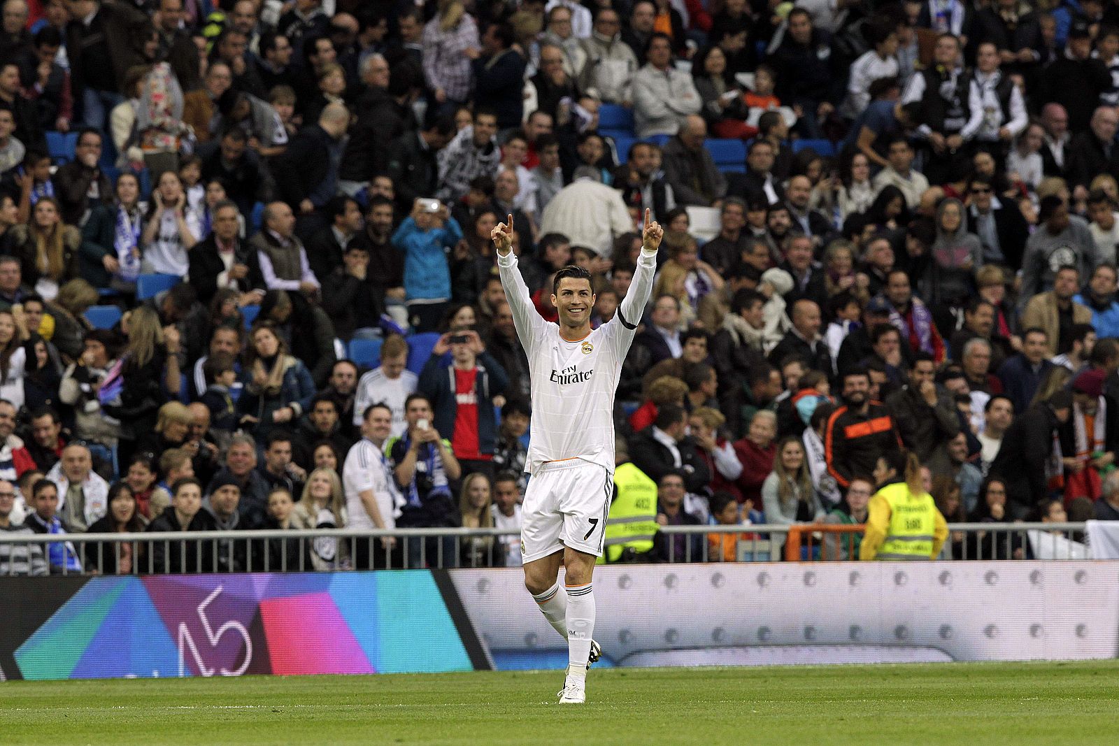 El delantero portugués del Real Madrid, Cristiano Ronaldo, celebra el primer gol de su equipo ante Osasuna