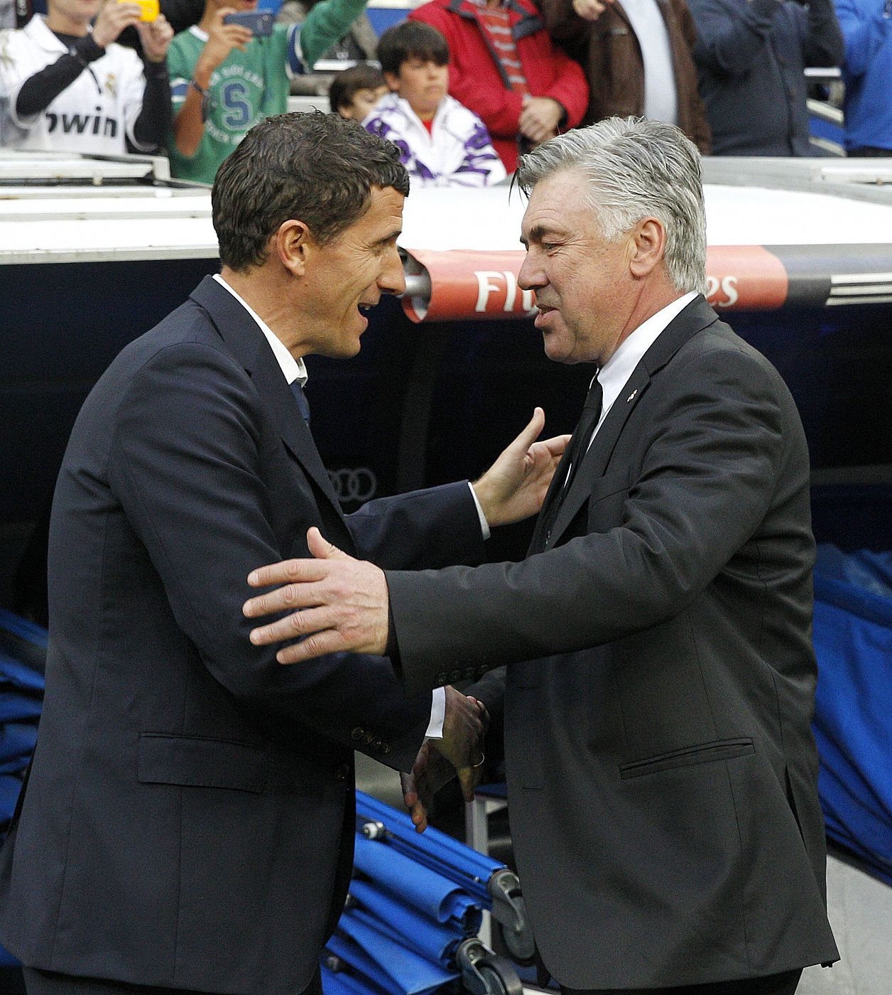 El entrenador italiano del Real Madrid, Carlo Ancelotti (d), saluda al de Osasuna, Javier García, al inicio del partido