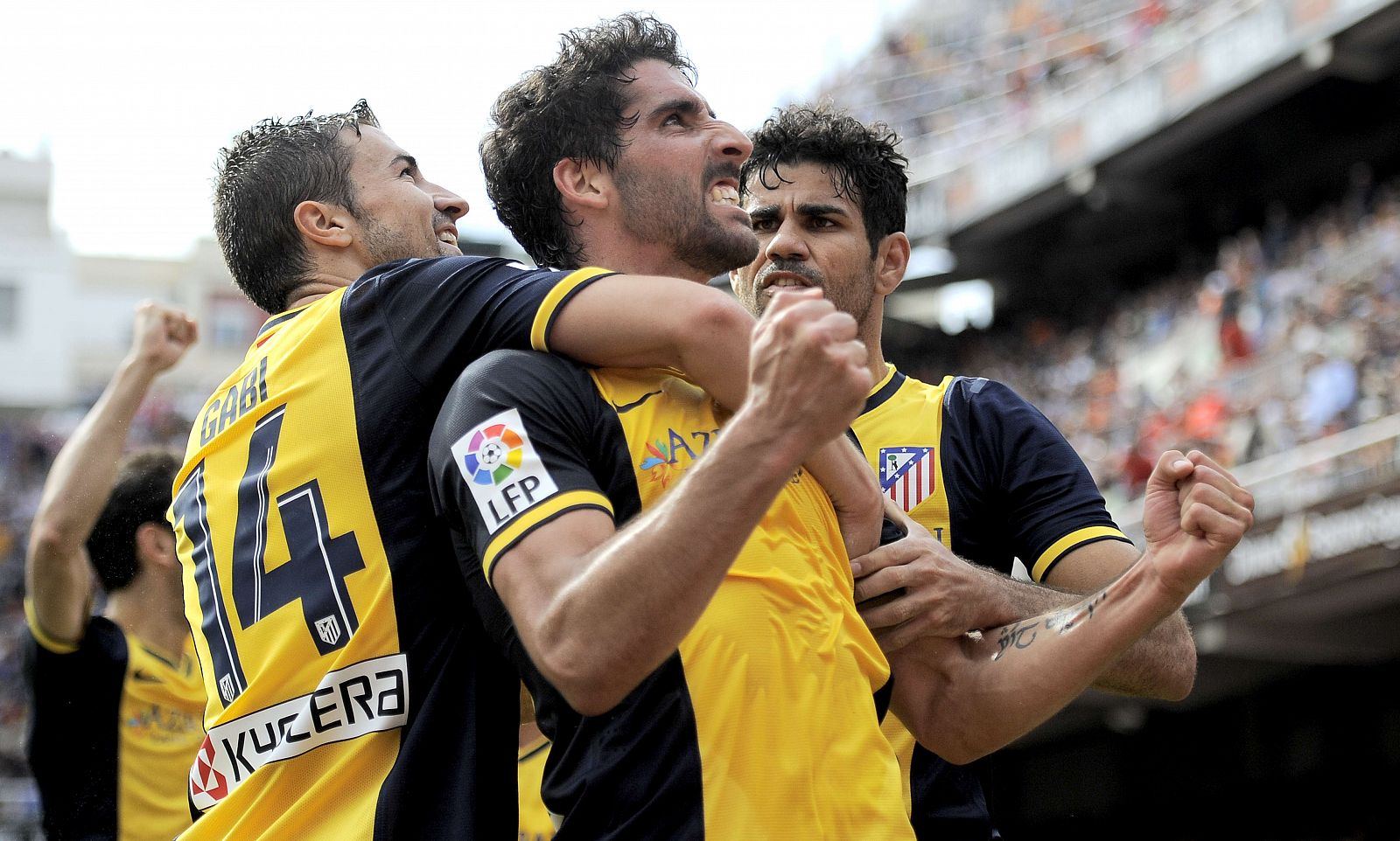 Raúl García celebra junto a sus compañeros el gol en Mestalla.