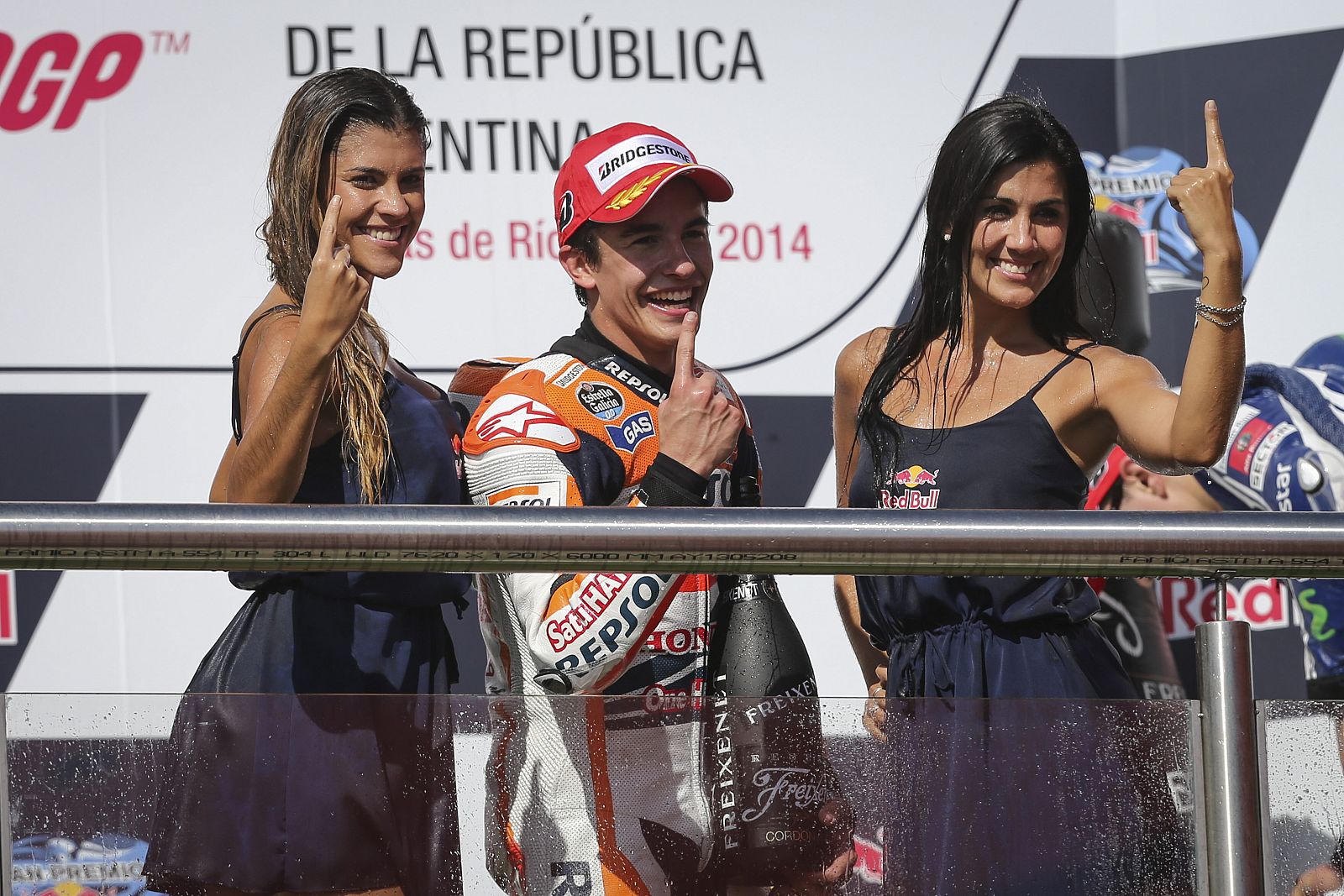 Marc Márquez celebra en el podio su victoria en el Gran Premio de Argentina de MotoGP.