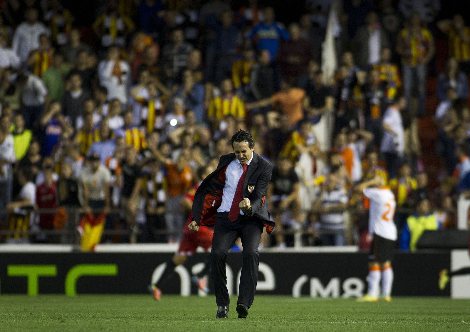 El entrenador del Sevilla FC, Unai Emery, celebra el gol de M'bai que da la clasificación parra la final de la Europa League a su equipo ante el Valencia CF