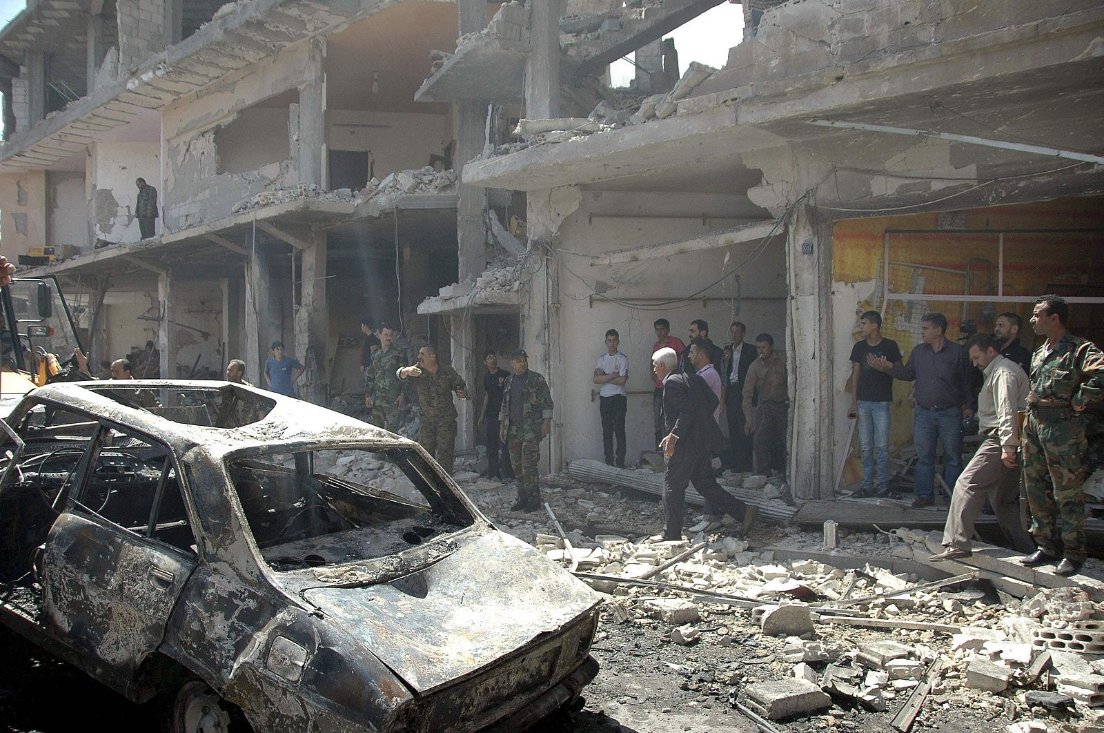 Estado de un barrio al norte de Homs tras un atentado con dos coches bomba
