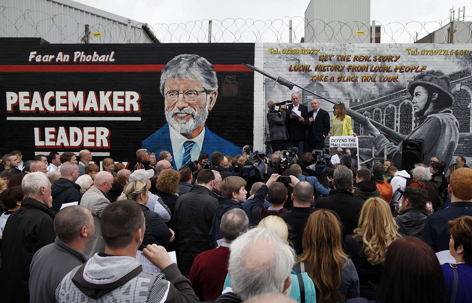 El Sinn Féin sale a la calle en apoyo al detenido Gerry Adams.