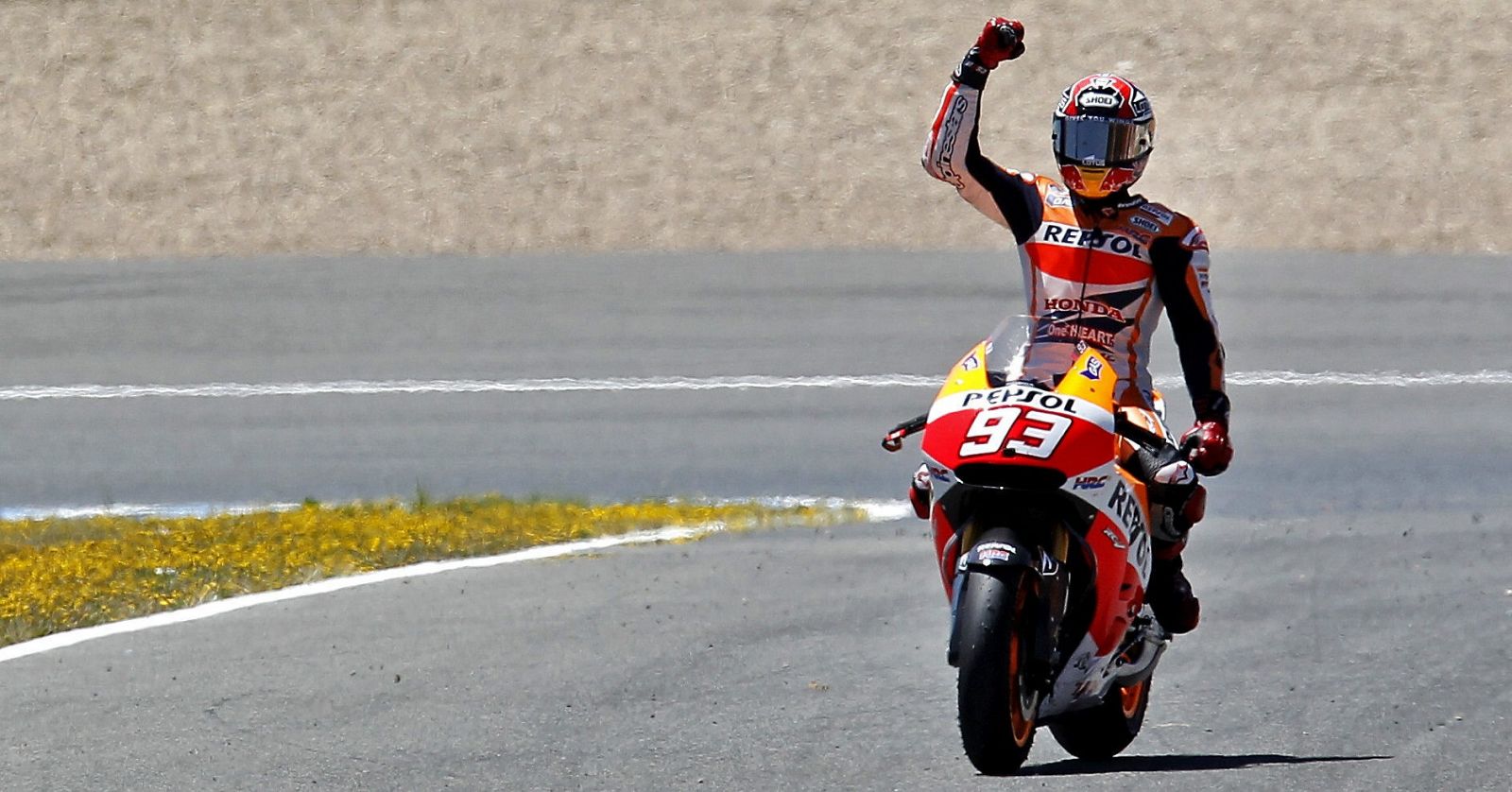 Imagen del piloto español de MotoGP Marc Márquez tras proclamarse vencedor en el Gran Premio de España.