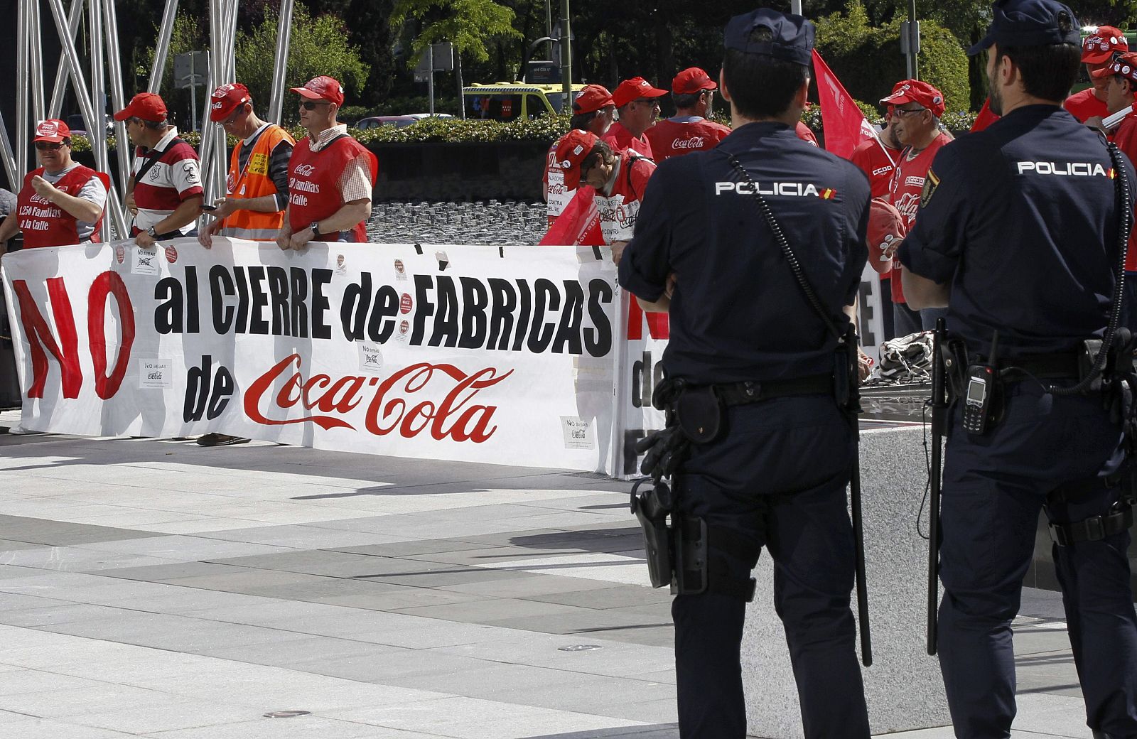 Momento de la concentración de los trabajadores de las embotelladoras de Coca-Cola en el Paseo de la Castellana de Madrid