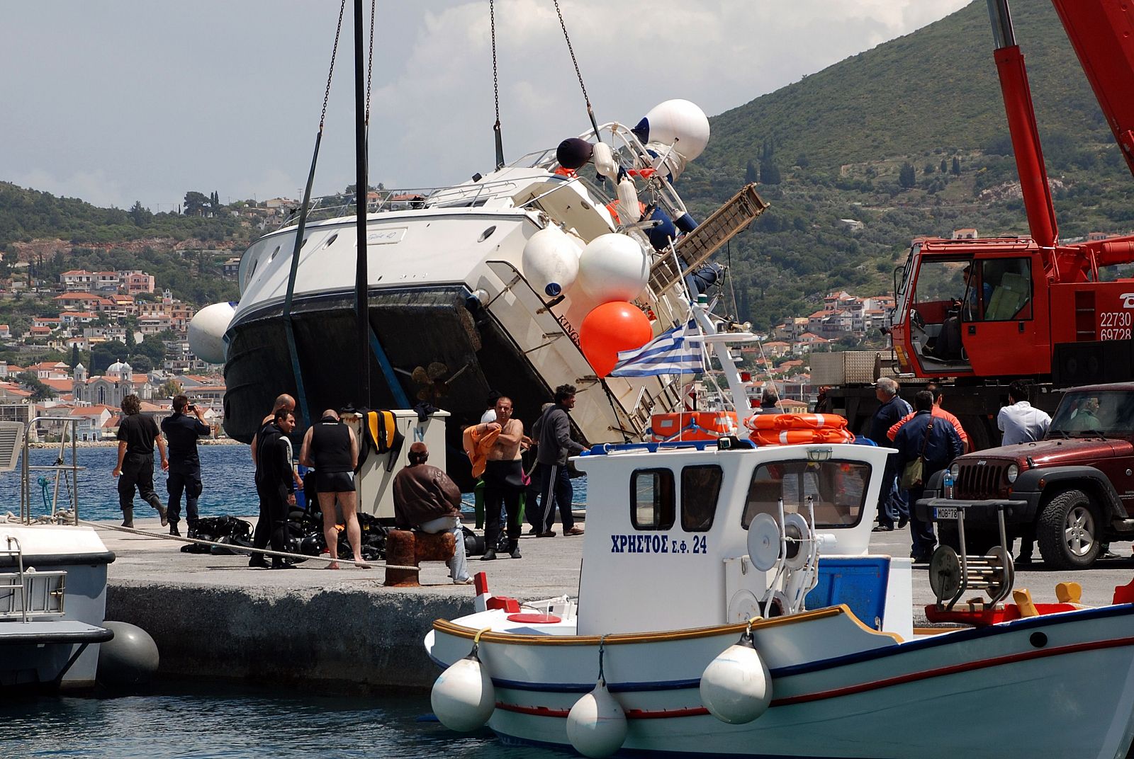 El yate hundido en el que ha muerto un grupo de clandestinos ha sido llevado a puerto en Samos.