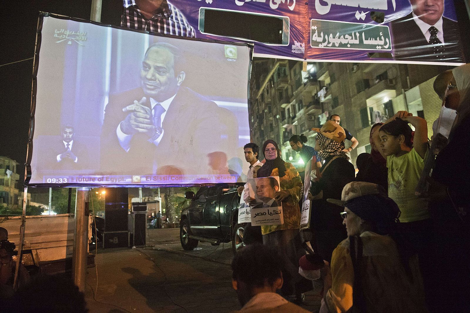 Los egipcios han seguido la primera entrevista del exjefe del Ejército y candidato a las presidenciales en Egipto, Abdel Fattah al Sisis, en una pantalla gigante en el centro de El Cairo.