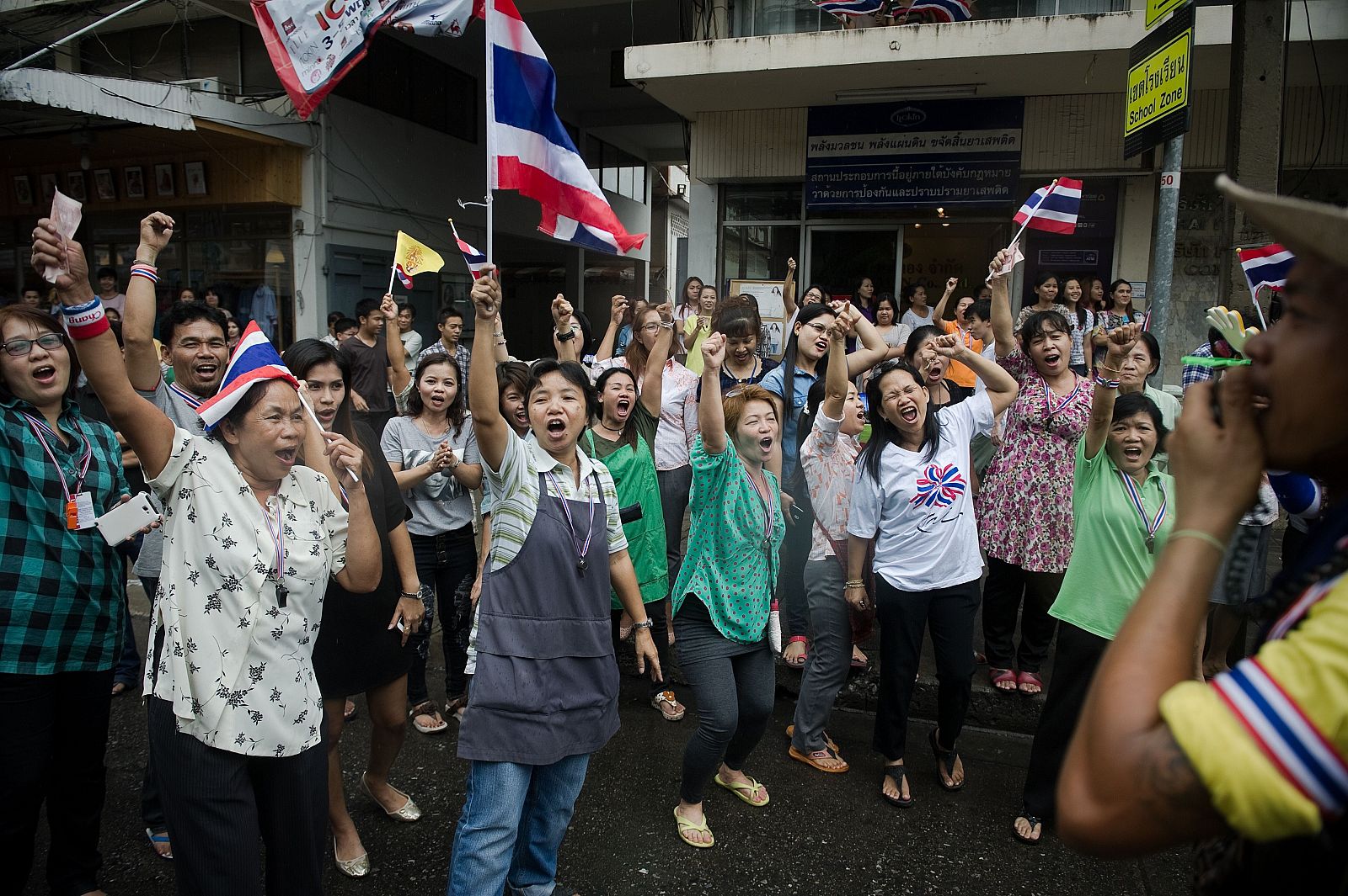 Manifestantes antigubernamentales en Tailandia celebran el fallo del Tribunal Constitucional que ordena el cese de la primera ministra, Yingluck Shinawatra