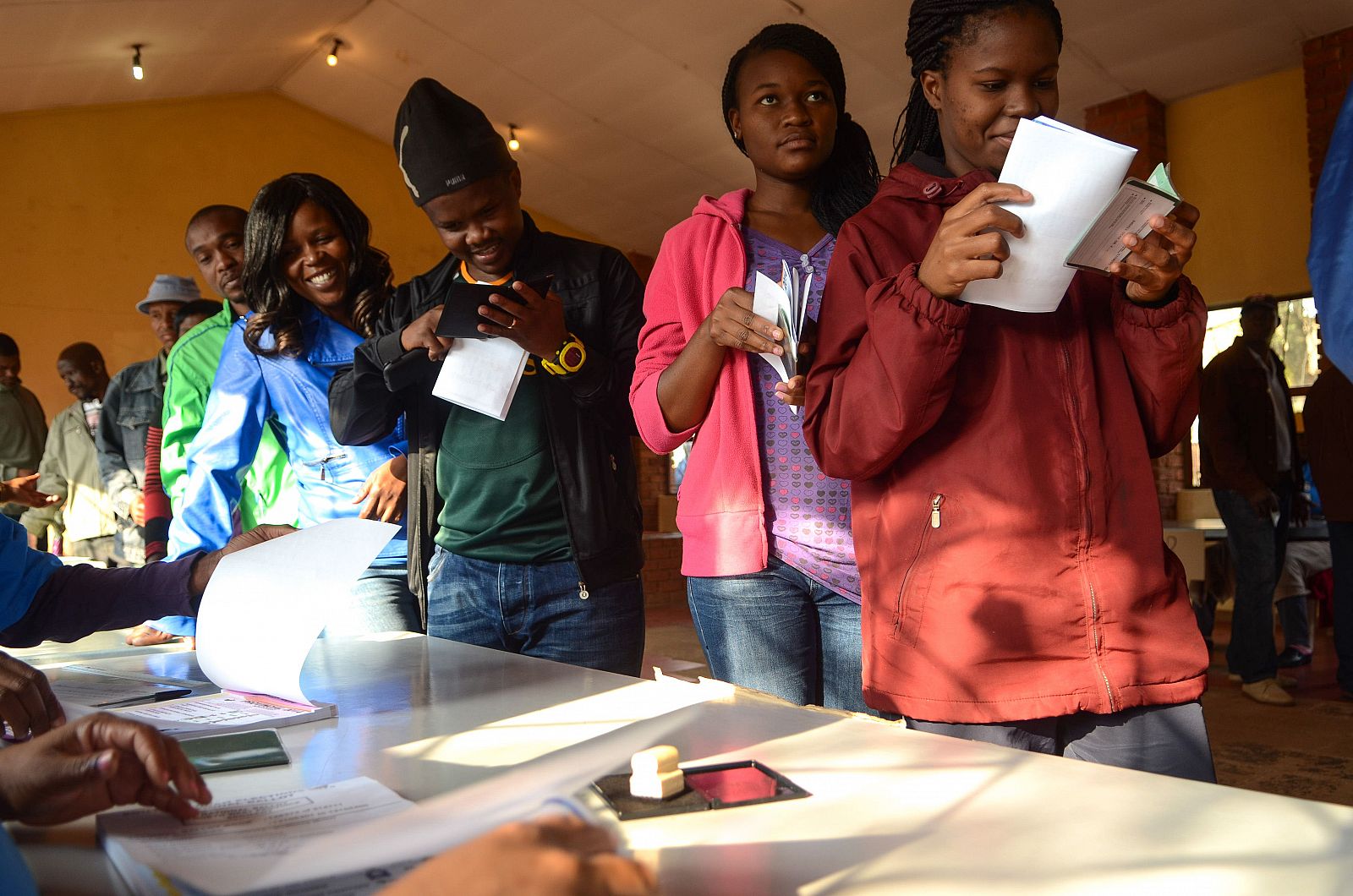 Votantes sudafricanos en un colegio de Marikana
