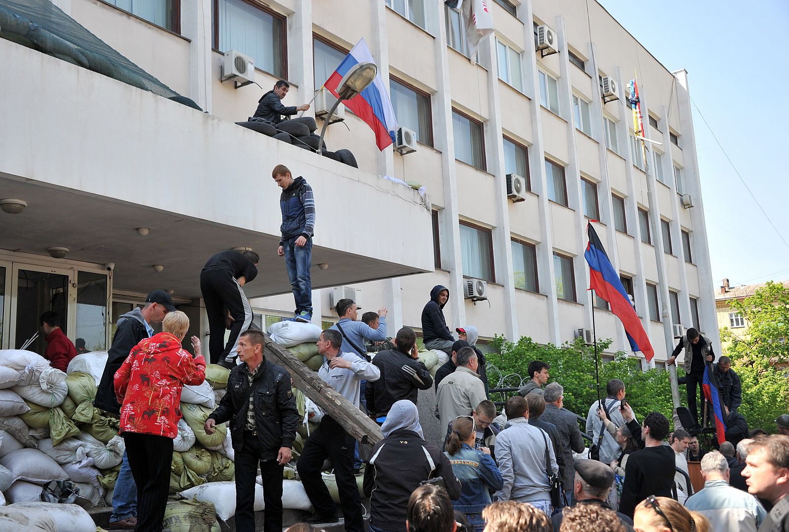 Activistas prorrusos retoman el ayuntamiento de Mariupol después de que los guardias ucranianos lo ocuparan brevementeguardias ucranianos lo tomaran brevemente