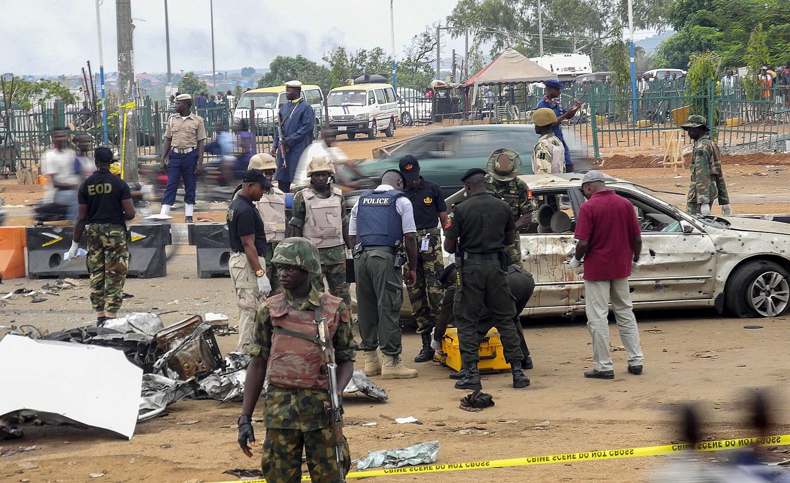 Oficiales de la policía nigeriana observan el lugar donde un coche bomba hizo explosión en Nyana, Abuya, la capital de Nigeria, el pasado 2 de mayo.